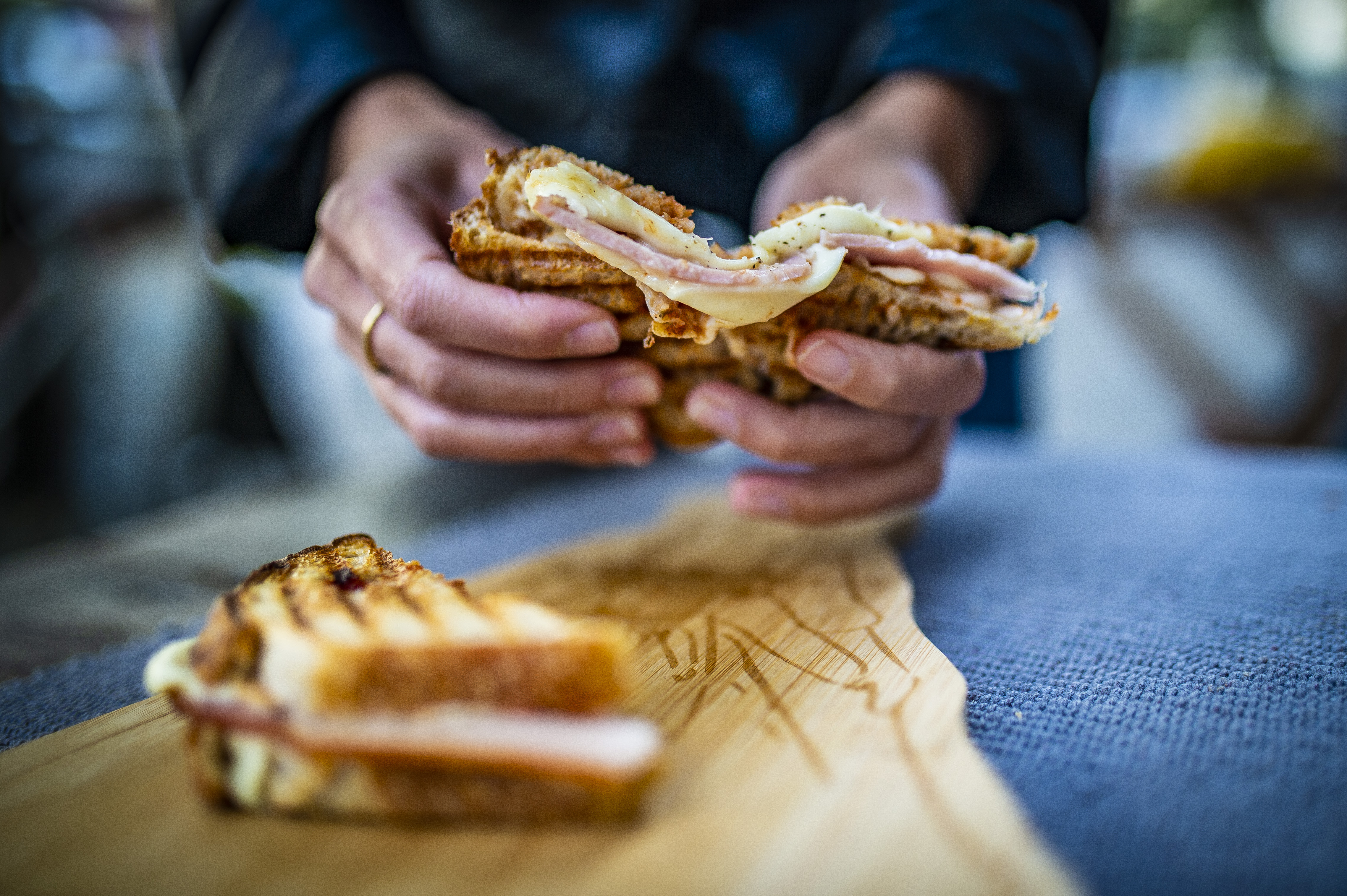 A Tosti, ahol ropogósra sült kenyérszeletek közül folyik ki az olvadt sajt – Holland szendvicsező nyílt a Nyugatinál