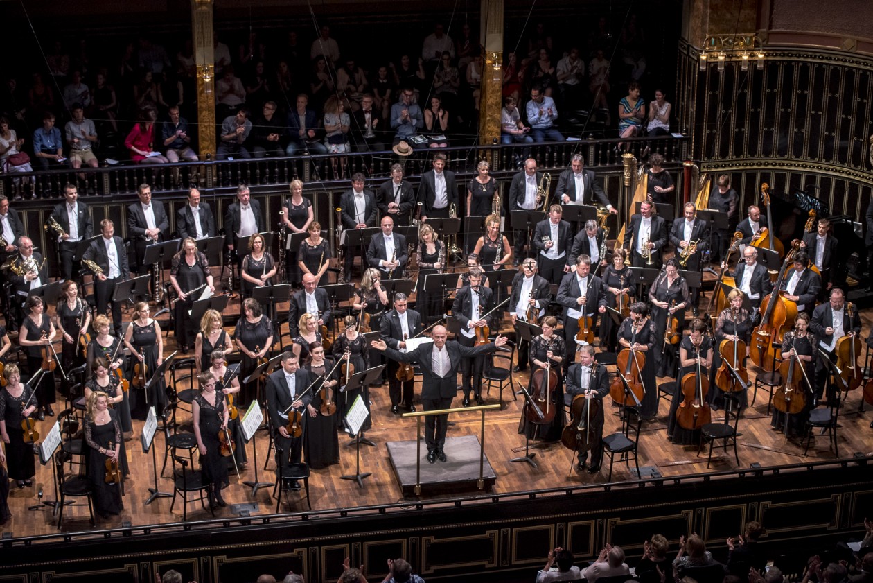 A MÁV Szimfonikus Zenekar novembertől minikoncertekkel kedveskedik az utazóknak a budapesti pályaudvarokon