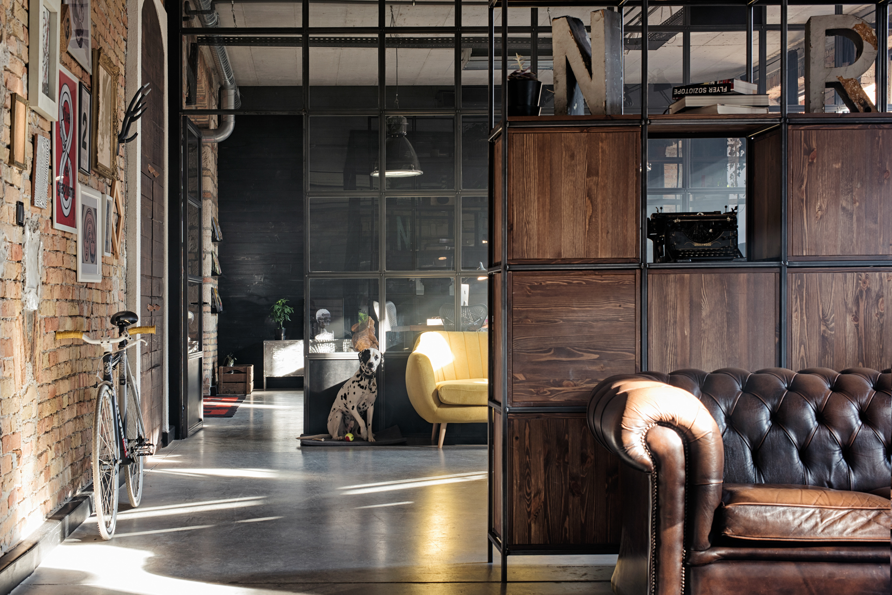 Budapest legszebb irodái – filmgyártás egy dizájnos loft lakásban: a 235 Productions stúdiója