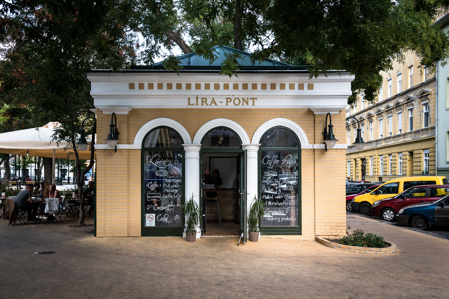 Kávézó a parkban – Líra-Pont