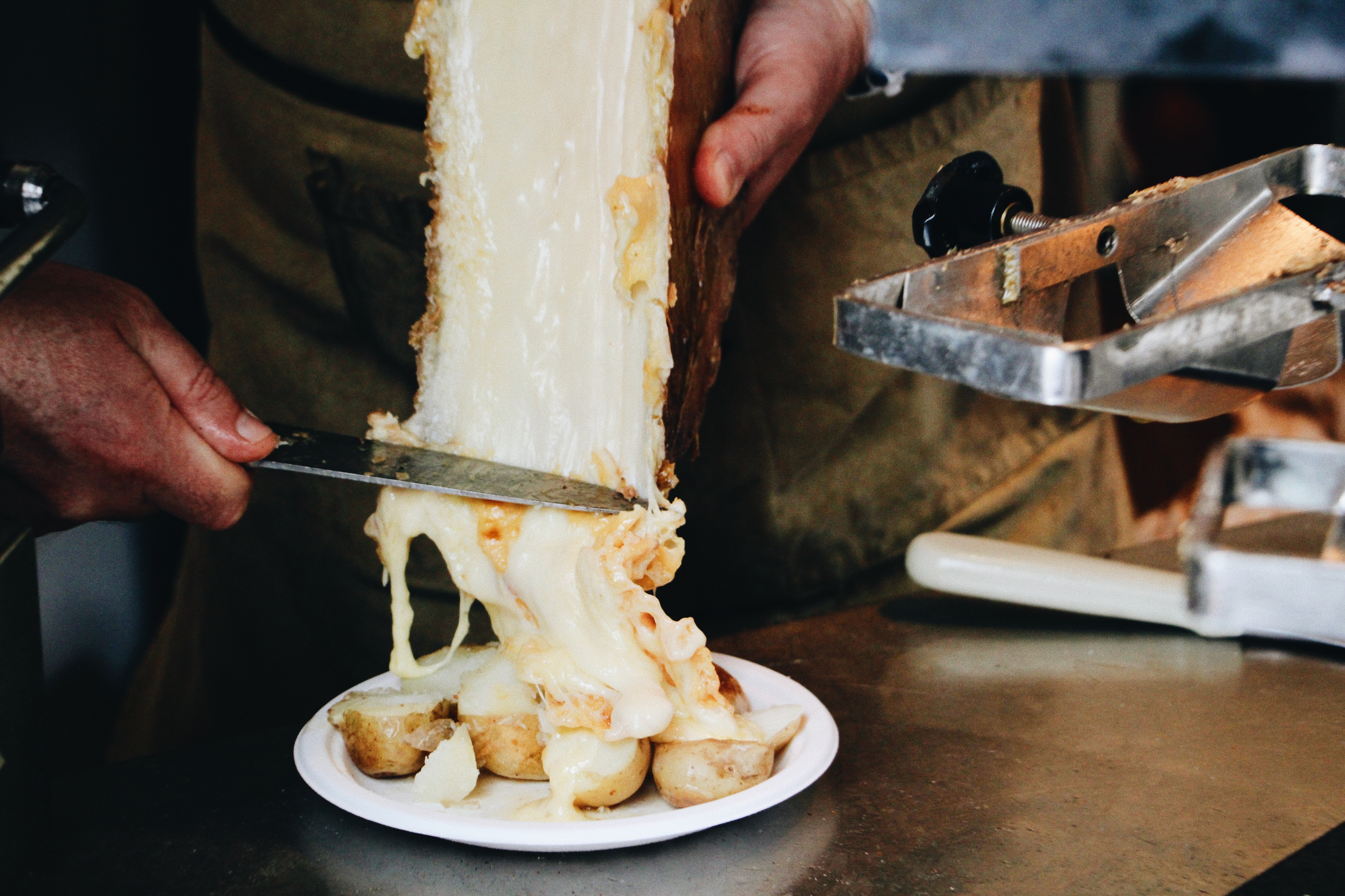 Nyúlós sajtok és remek sajtos fogások Budapesten – Raclette, fondue, érlelt sajt és különlegességek sajtimádóknak