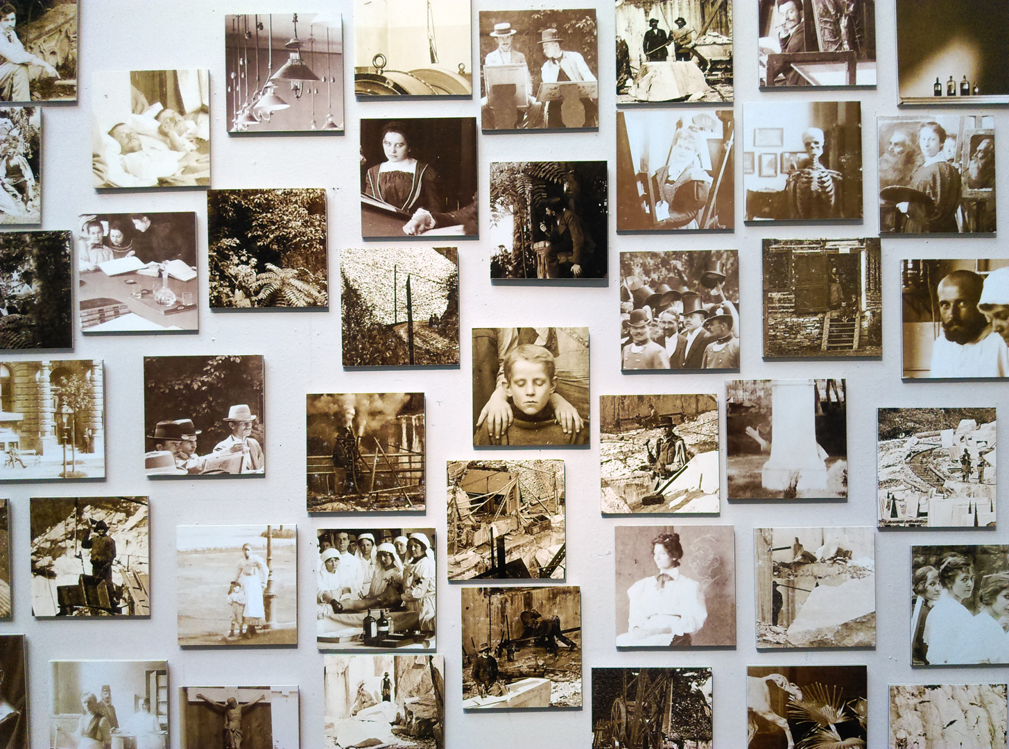 A felejtés emlékei – fotókon a századforduló művészeinek kulisszatitkai a Képző új kiállításán