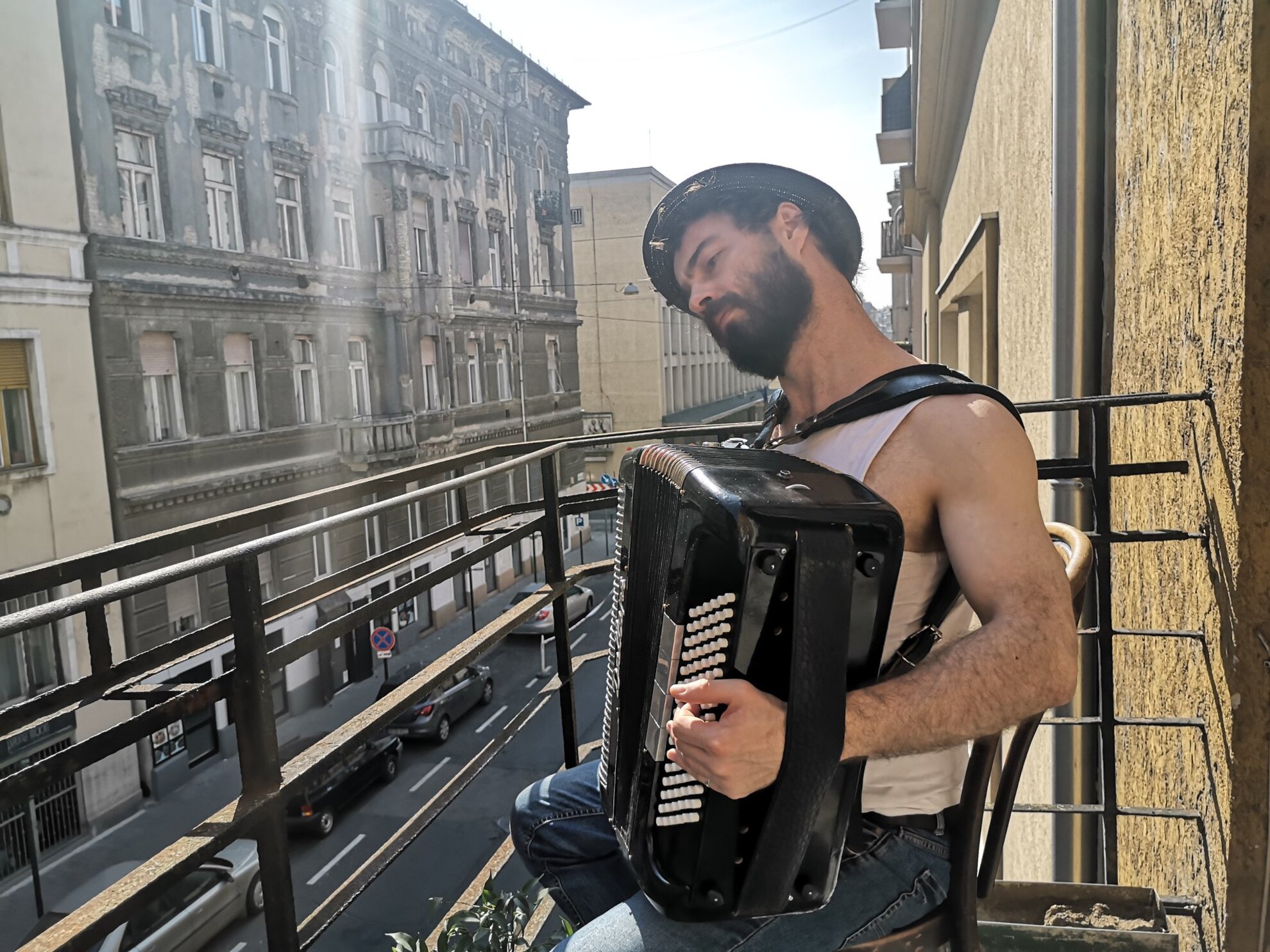 Március 14-e óta mindennap koncertet ad erkélyén az újlipótvárosi zenész