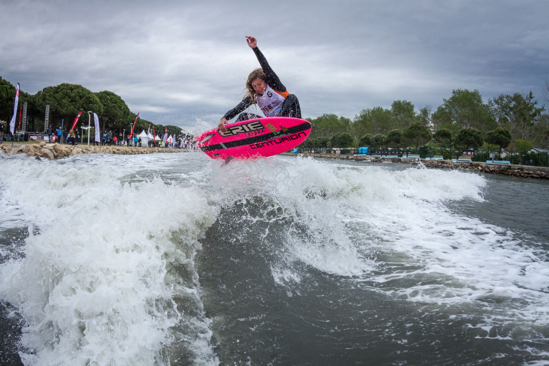 Világverseny a Dunán – szörfösök és bringások lepik el a Kopaszi-gátat