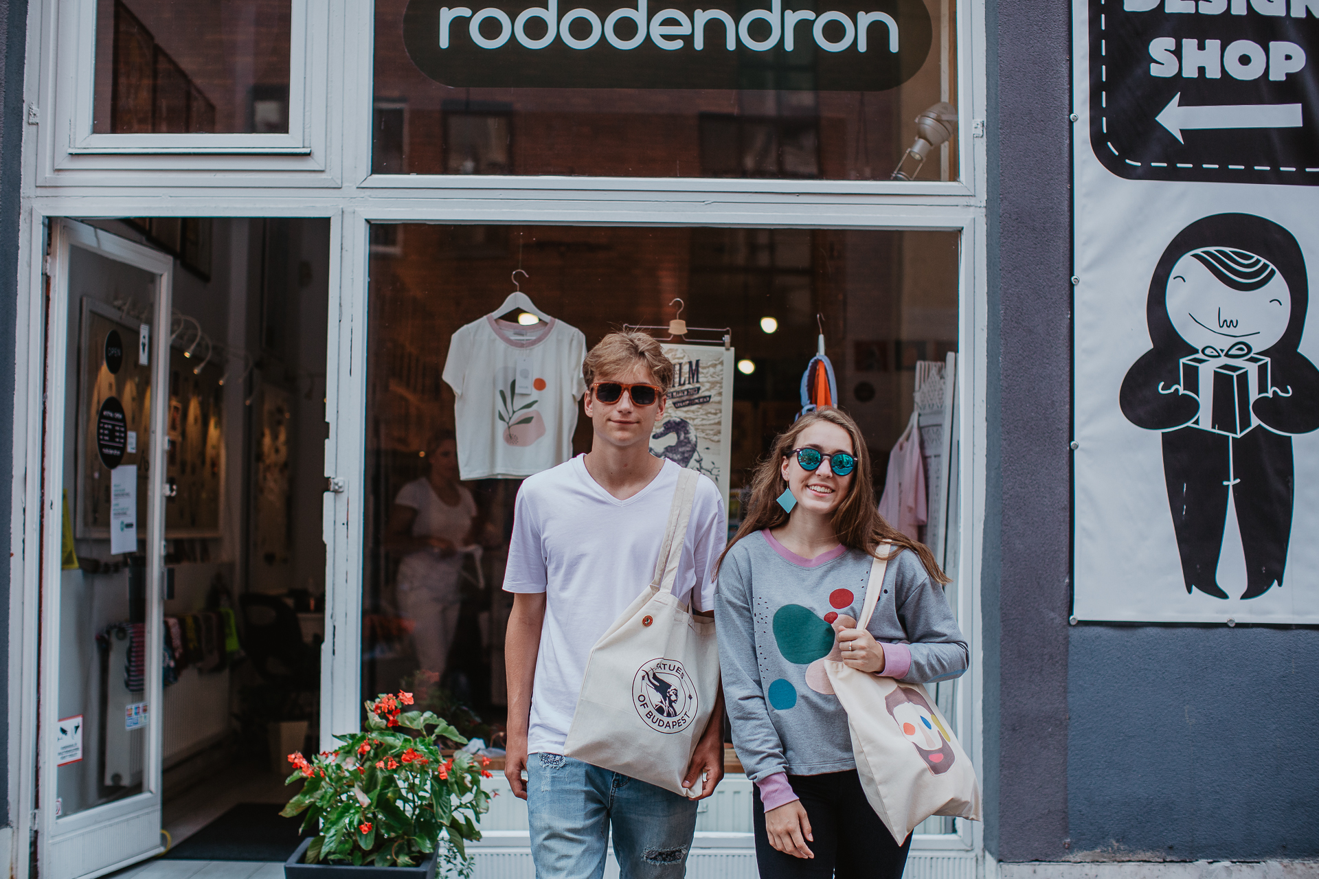 Webshopot indított a Rododendron Art & Design Shop – már online is megvásárolhatjuk kortárs grafikusok, festők és designerek termékeit