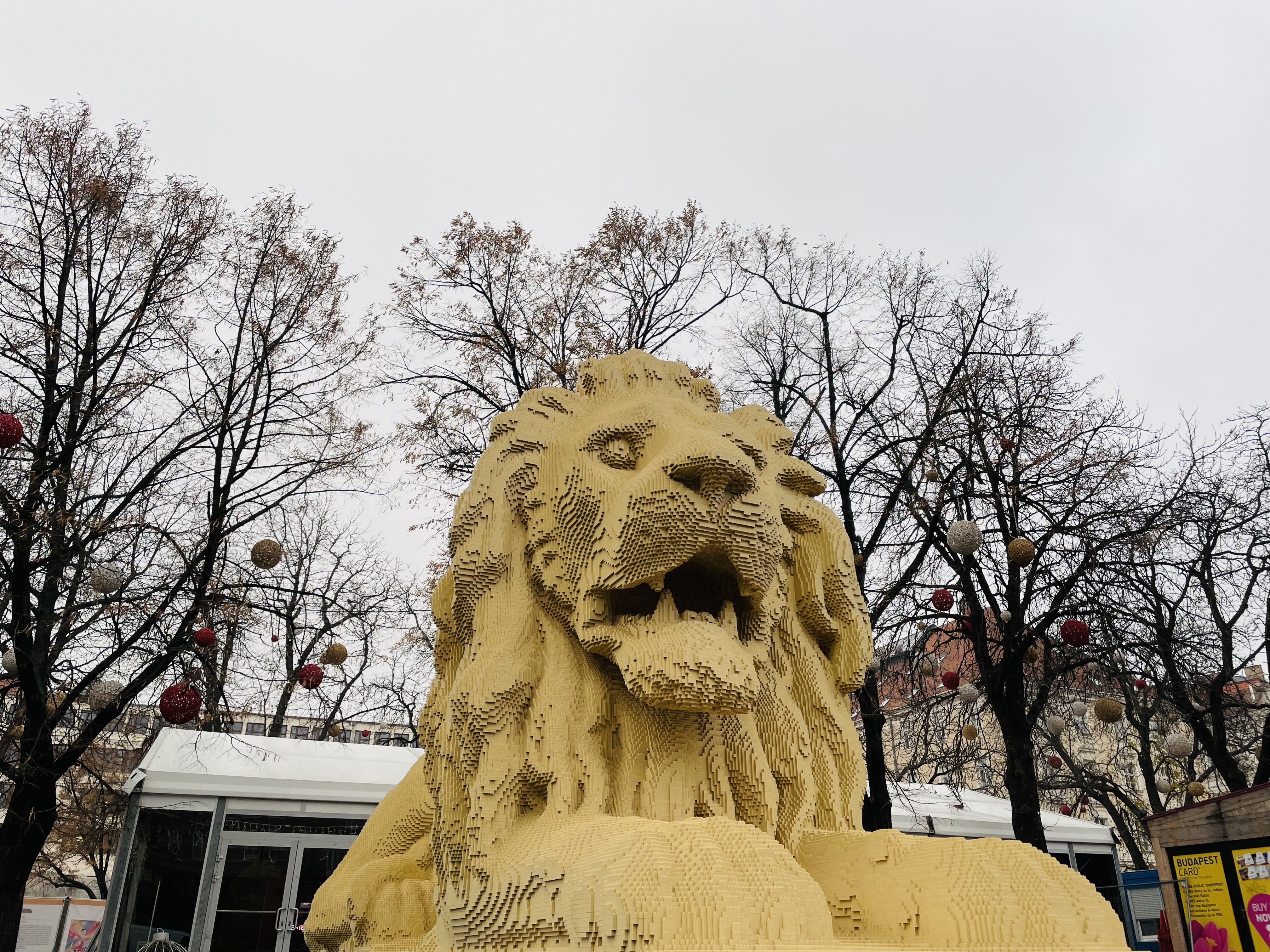A Városháza parkba került a LEGO-oroszlán