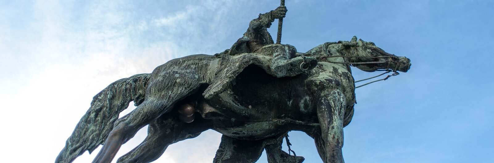 Simogatjuk, tapogatjuk, fényezzük őket – 5 szerencsehozó szobor Budapesten