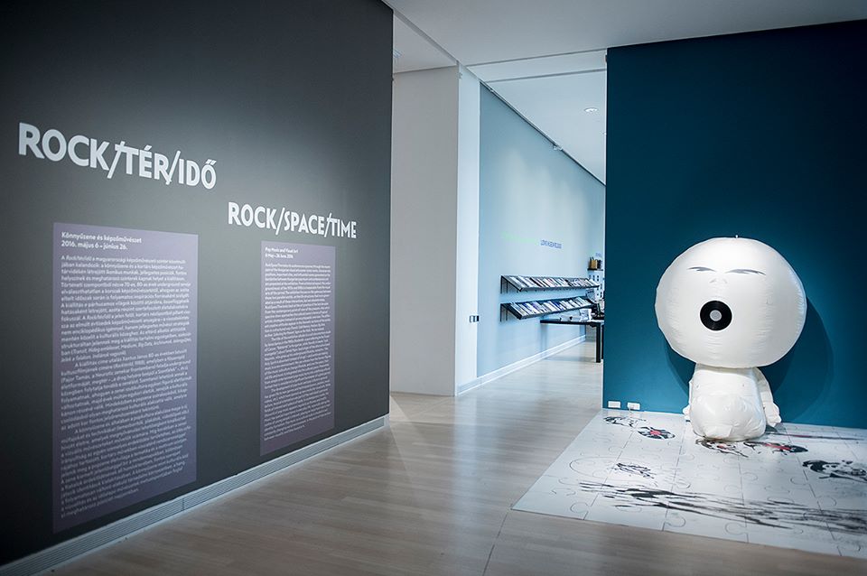 Rockzene és képzőművészet – megnyílt a Rock/tér/idő kiállítás a Ludwigban