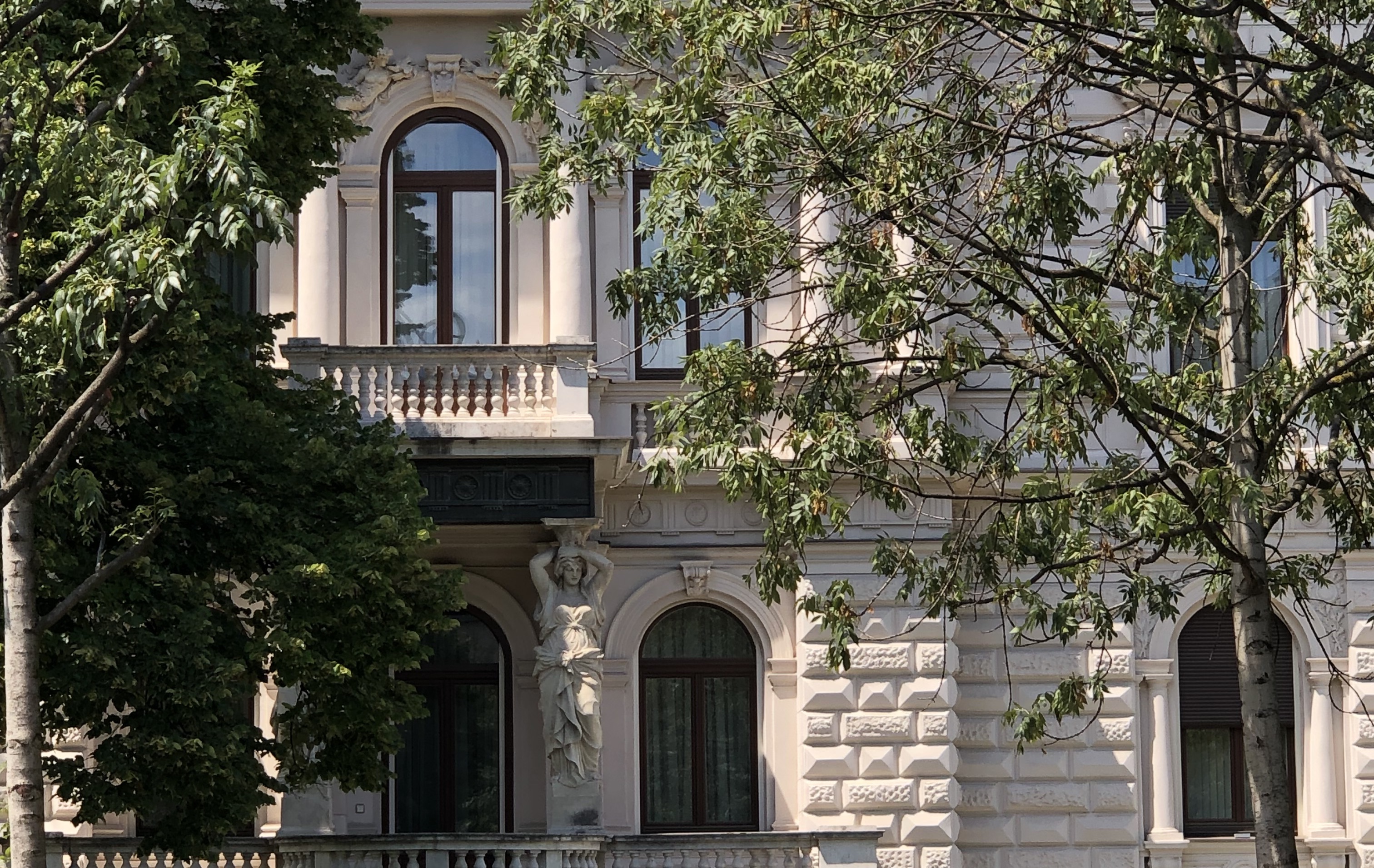 Jó Budapestre jönni diplomataként – Megmutatjuk a kedvenc nagykövetségeinket és rezidenciáinkat