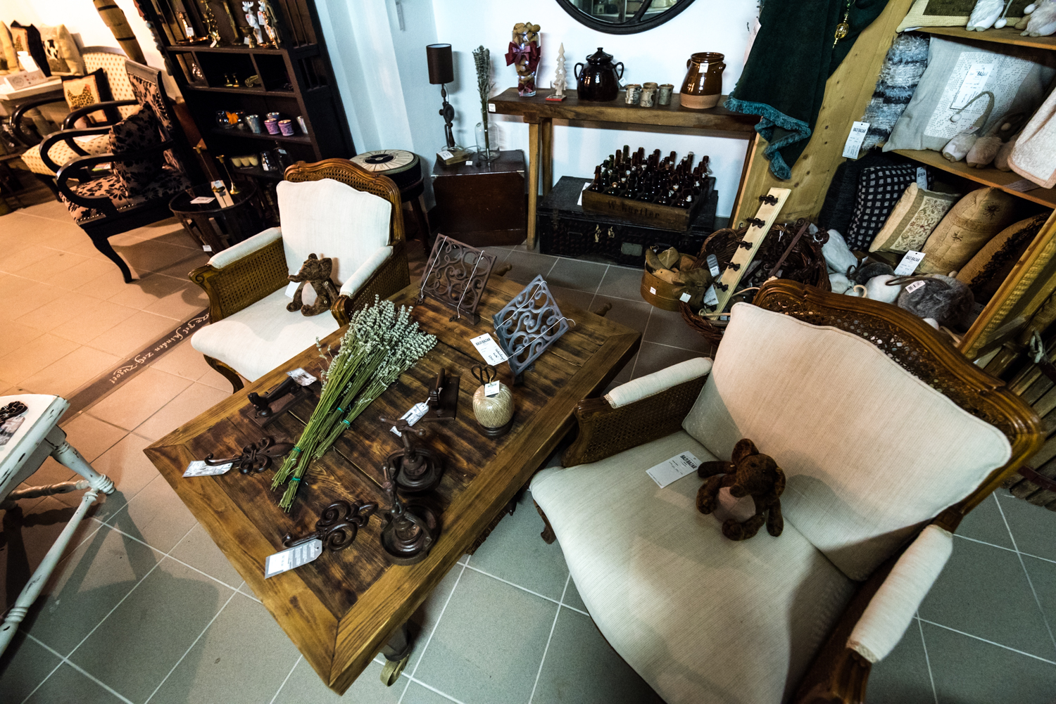 Antik, vintage dekorok és bútorok a Bálnában – Bazi Bazár