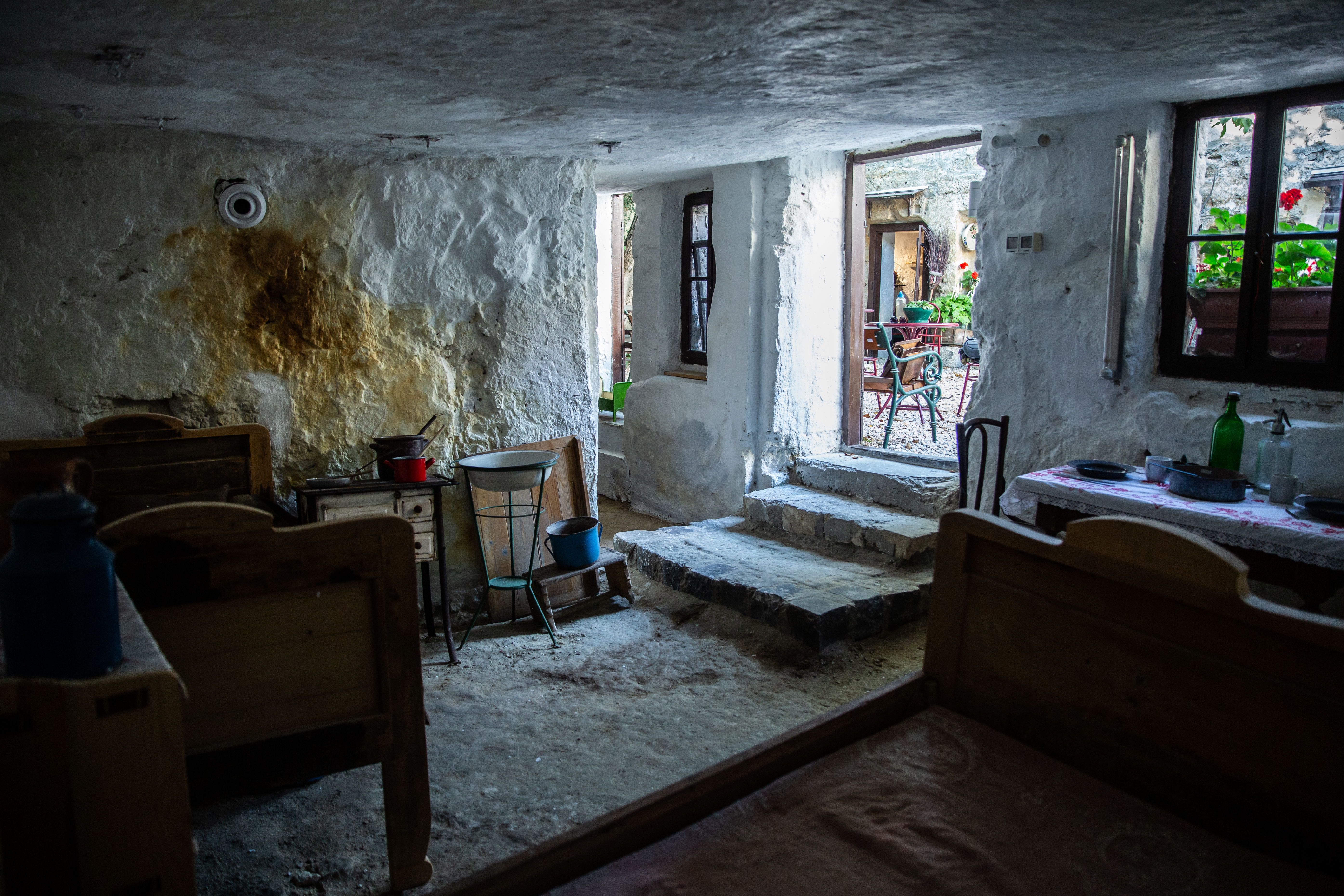 Nyomorúságos föld alatti hajlékok vagy a város első ökoházai? – ellátogattunk a budafoki Barlanglakás Emlékmúzeumba