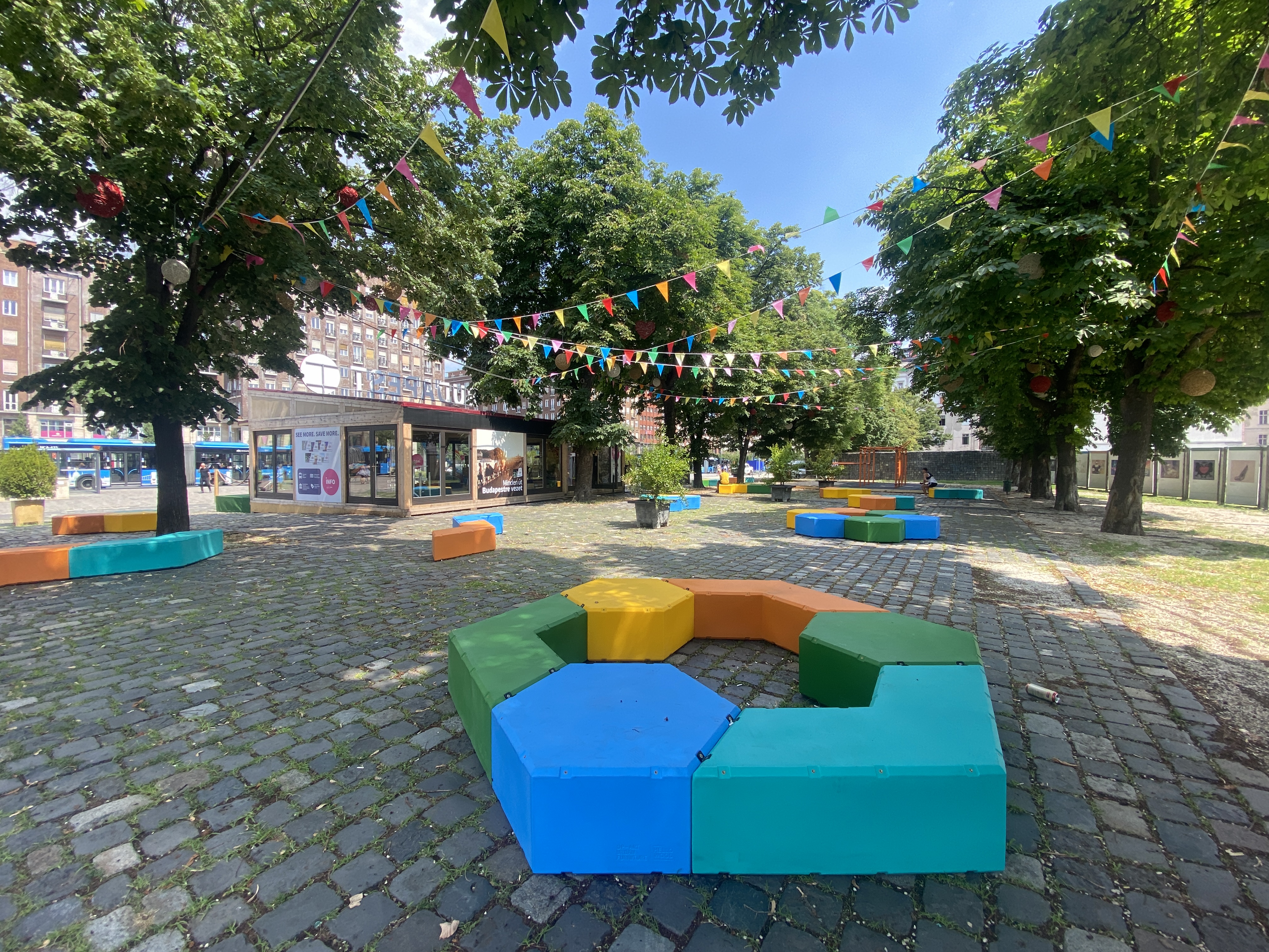 Hello Wood-os pop-up pihenő- és szabadtéri kondipark létesült a Városháza parkban