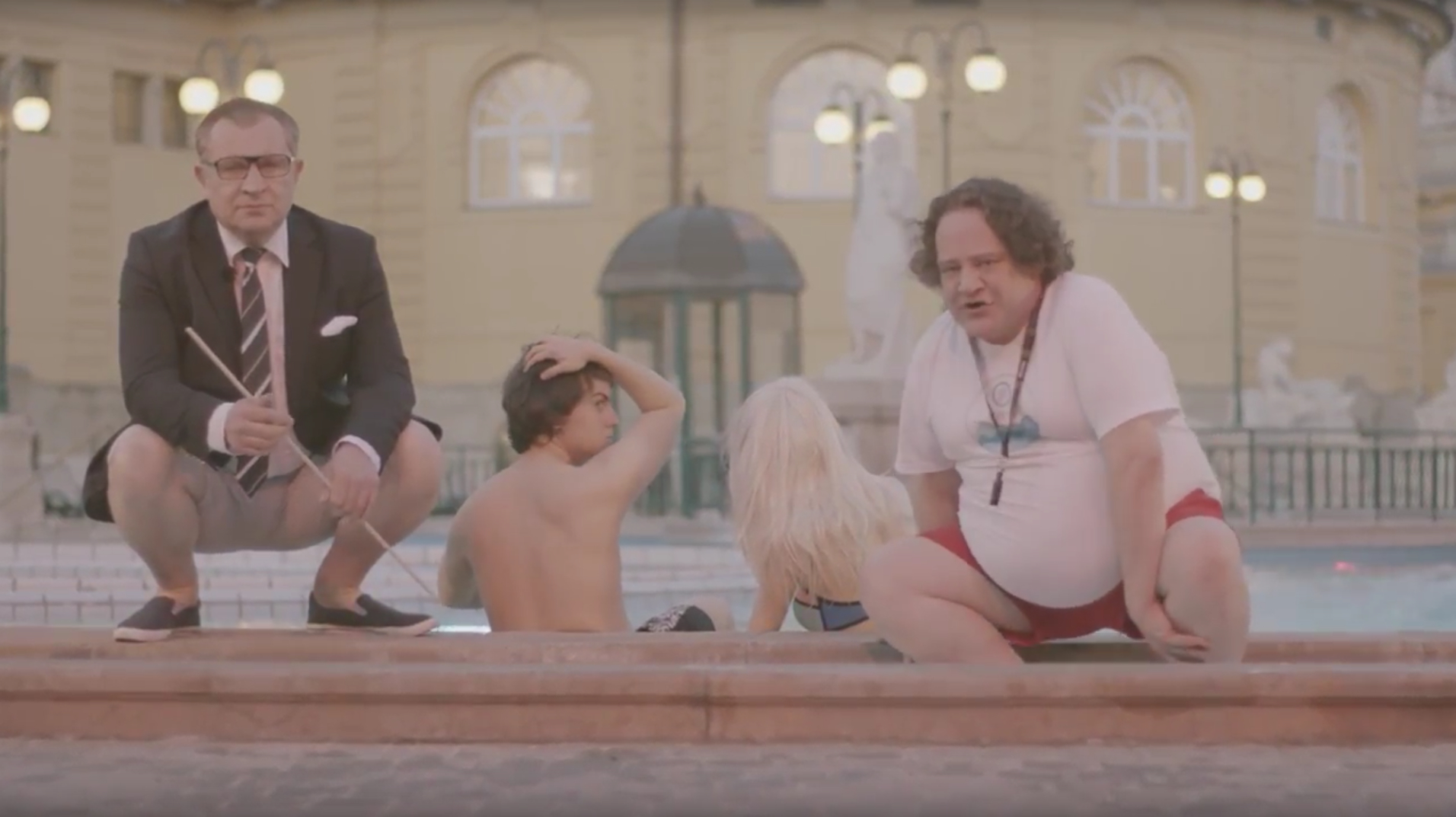 SPArty illemtan – Árpa Attila reklámfilmet rendezett a fürdőetikettről