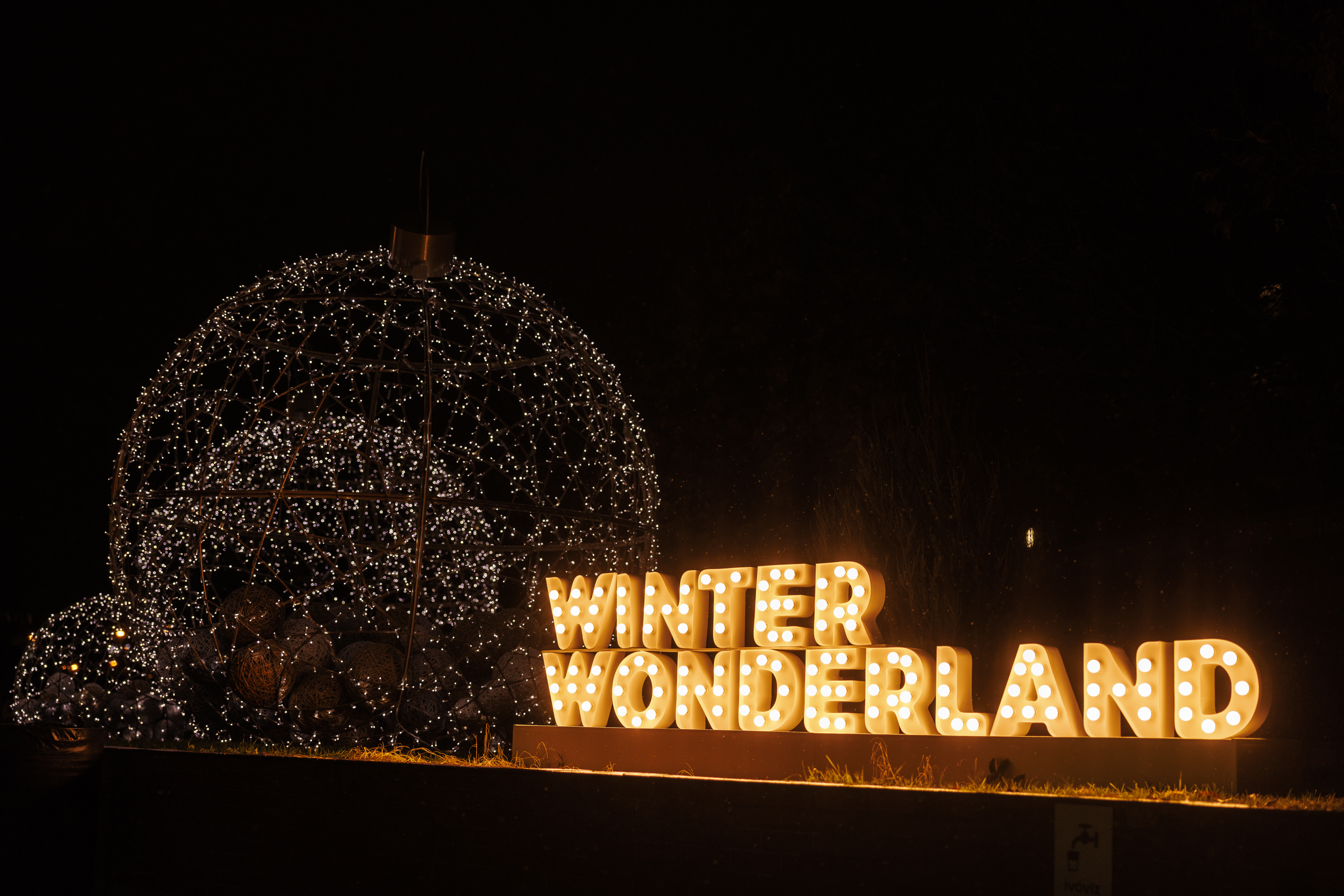 Korizás a város felett – Téli varázsvilág nyílt a Westend Tetőkertben
