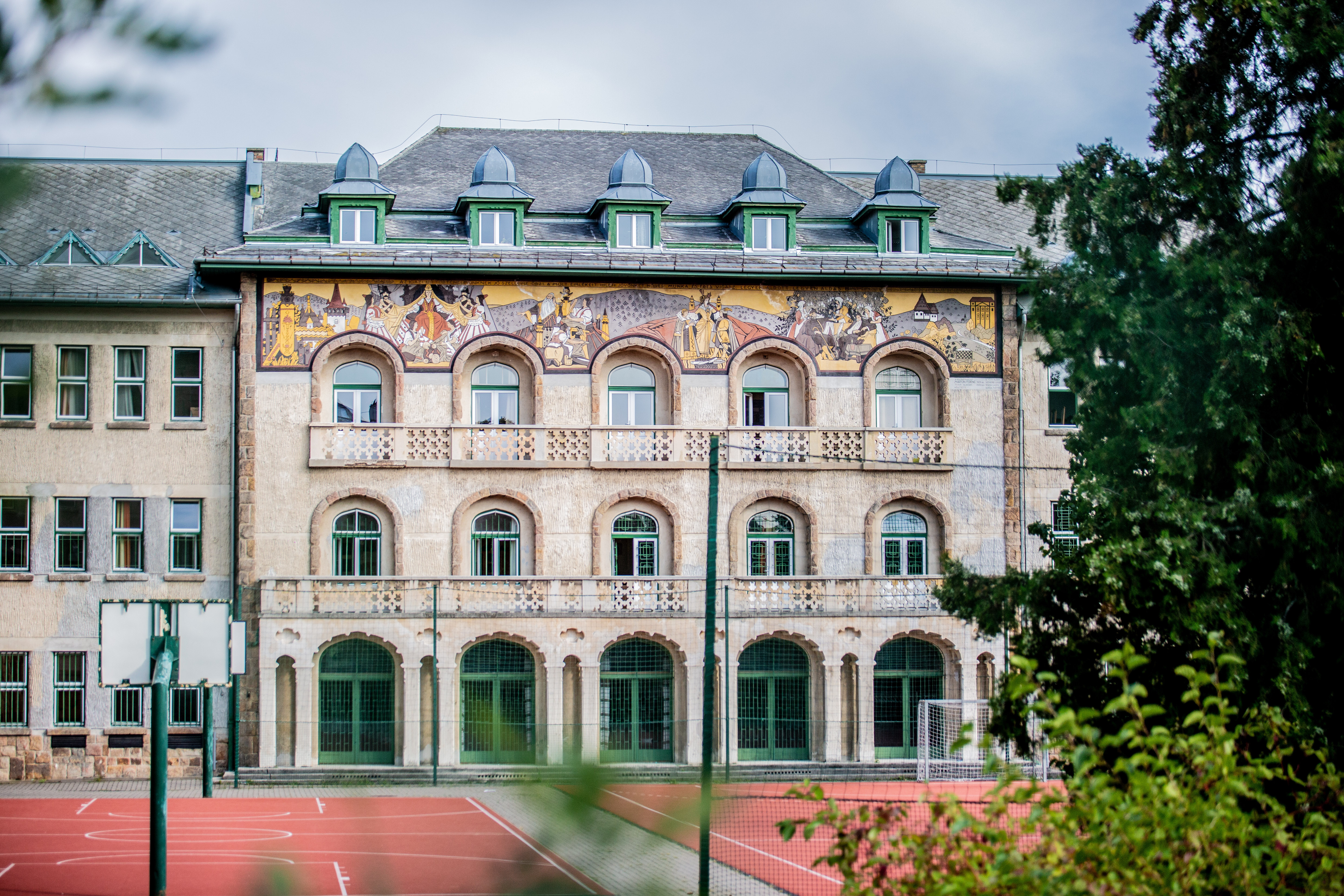Budapest legszebb iskolái, a szecesszióstól a csodás mozaikosig – Képgaléria
