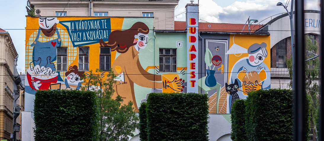 A veszélyhelyzetben összefogó budapestieket örökíti meg a szuperkedves új falfestmény a Kiskörúton