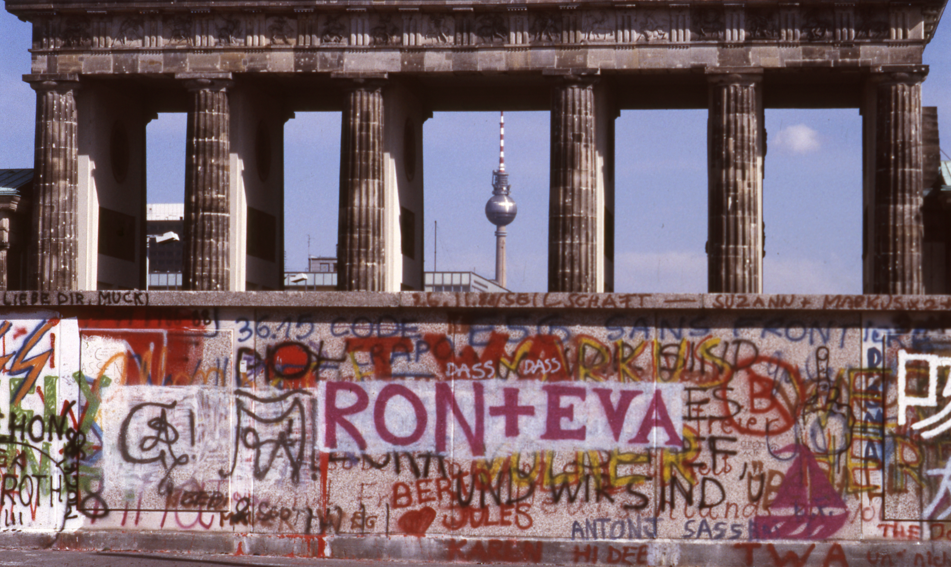 Budapesten is láthatóak a 30 éve leomlott berlini fal darabjai