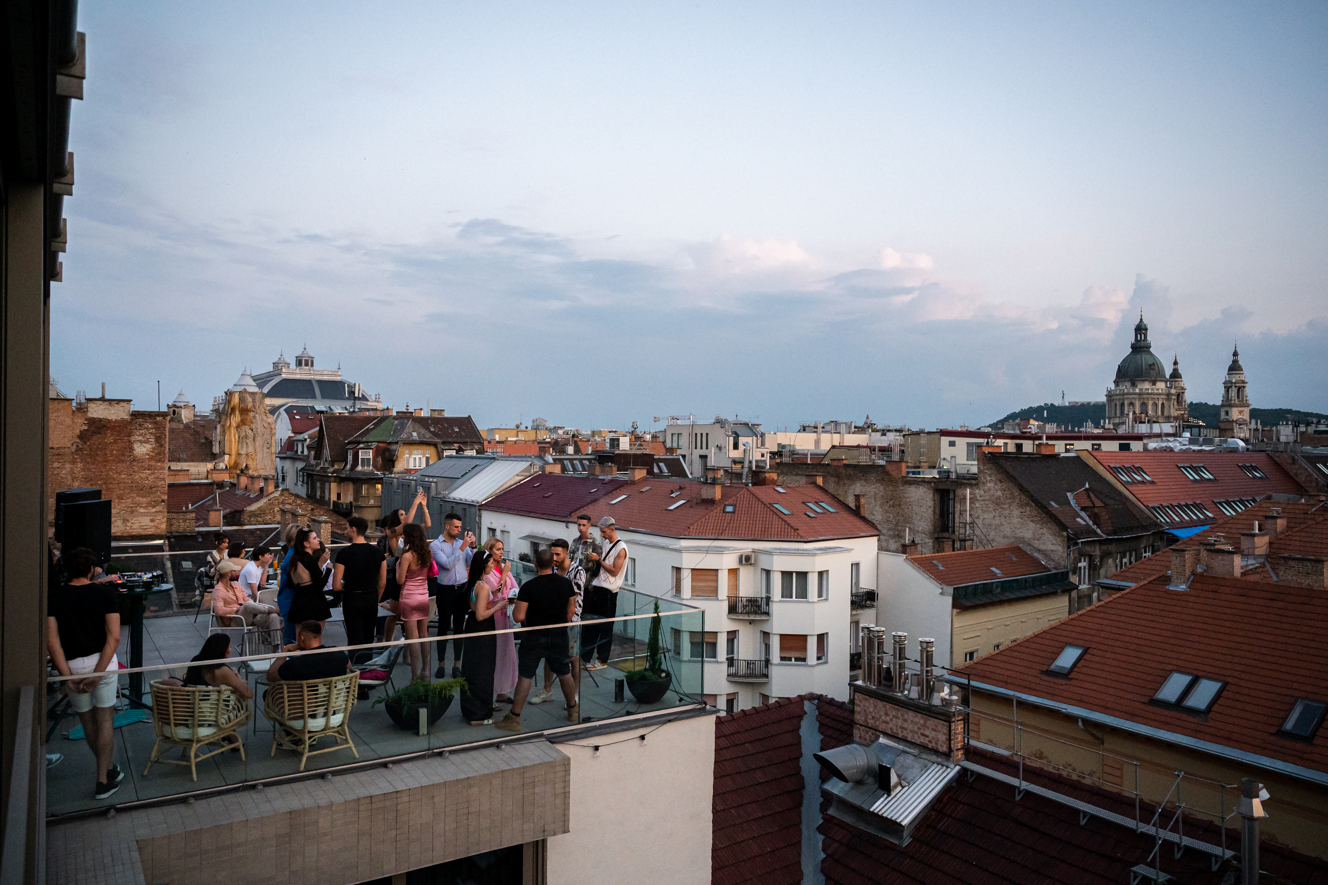 Habok között a város fölött – Budapest medencés rooftop bárja mindenki előtt nyitva áll