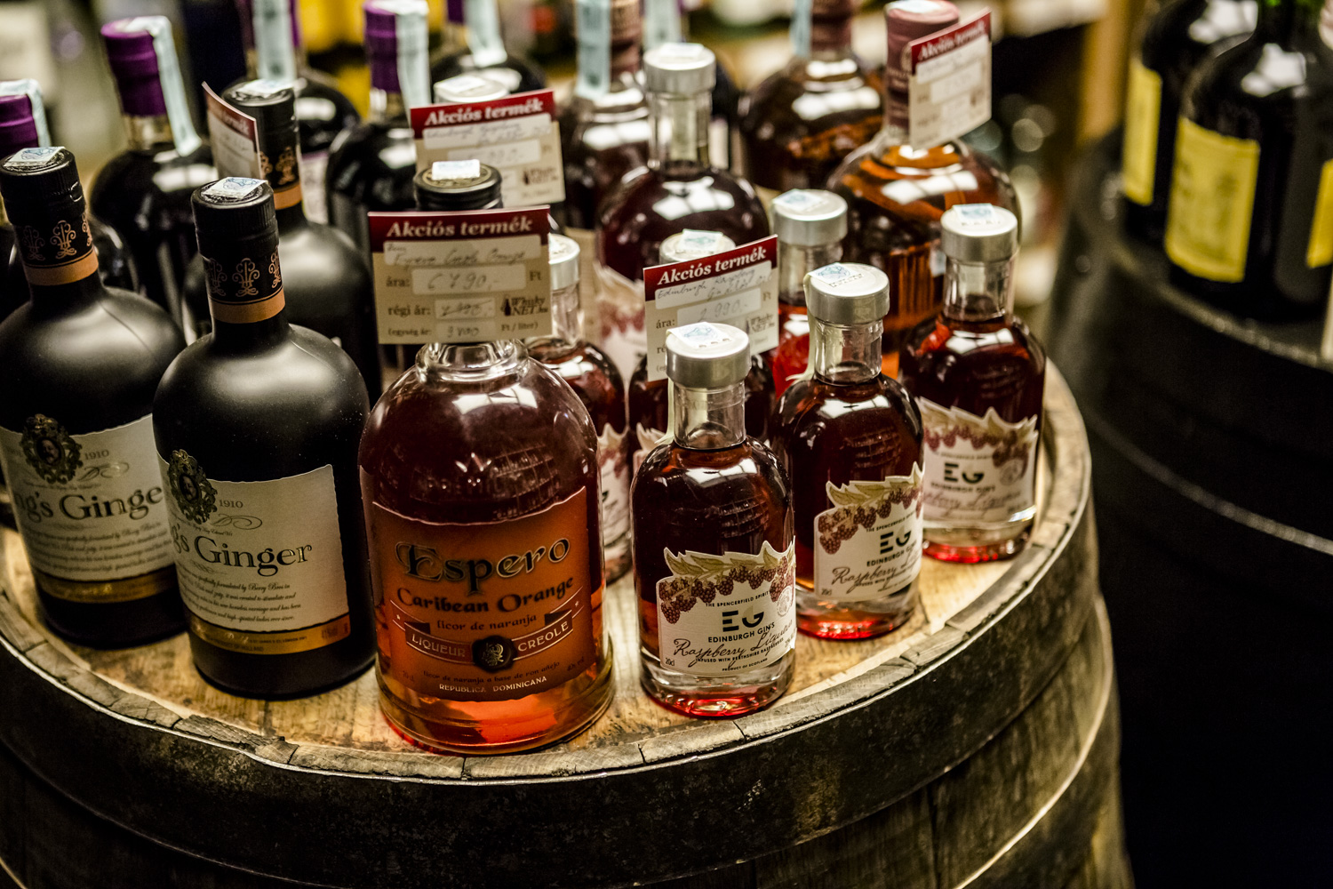 Egyre népszerűbb a tokajiaszú-hordós érlelés: most egy skót whiskyvel és egy karibi rummal randevúzik!