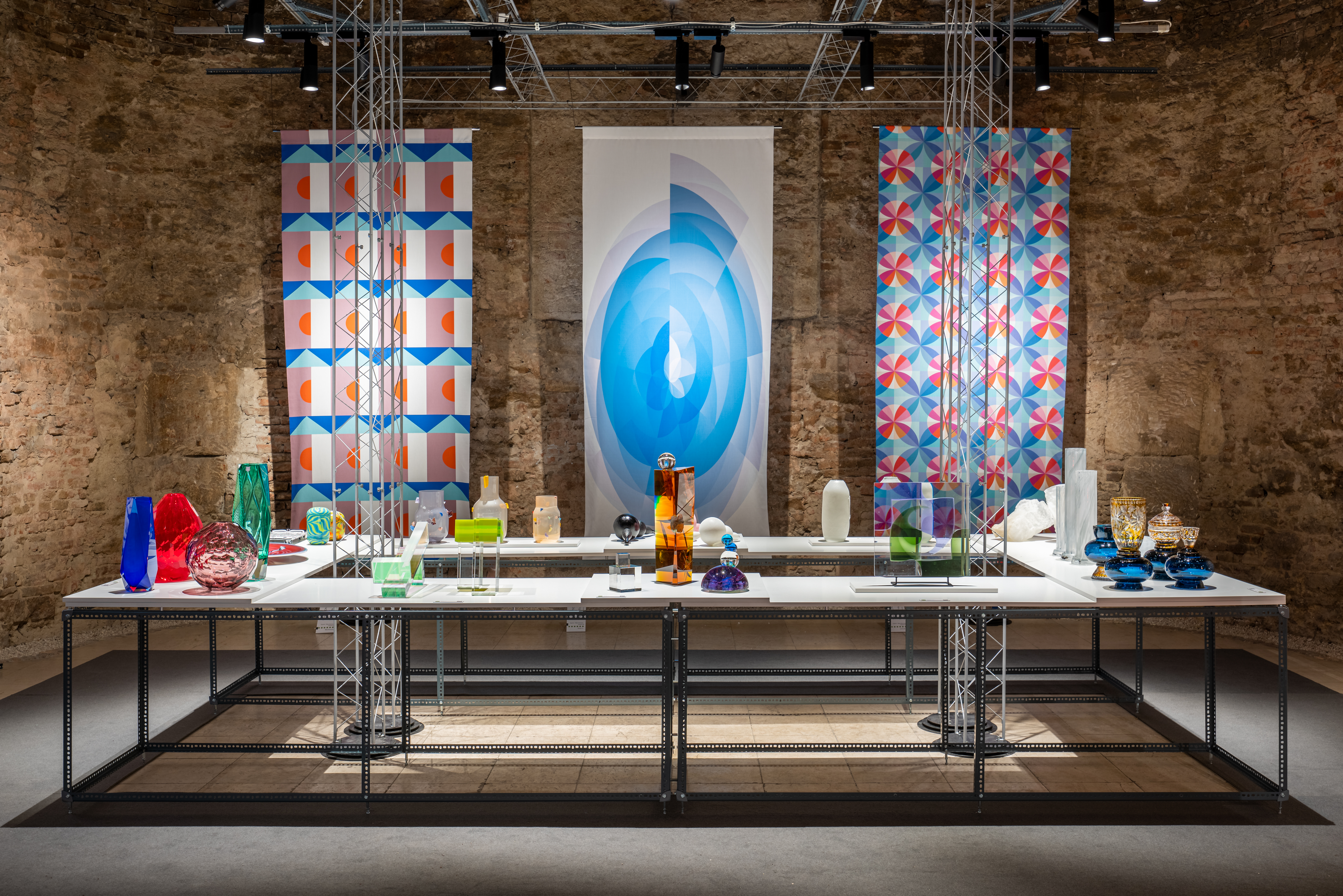 24 ország 214 alkotójának munkái, az üvegtől a kisbútorig – A régió egyik legjobb dizájntárlata a Kiscelli Múzeumban