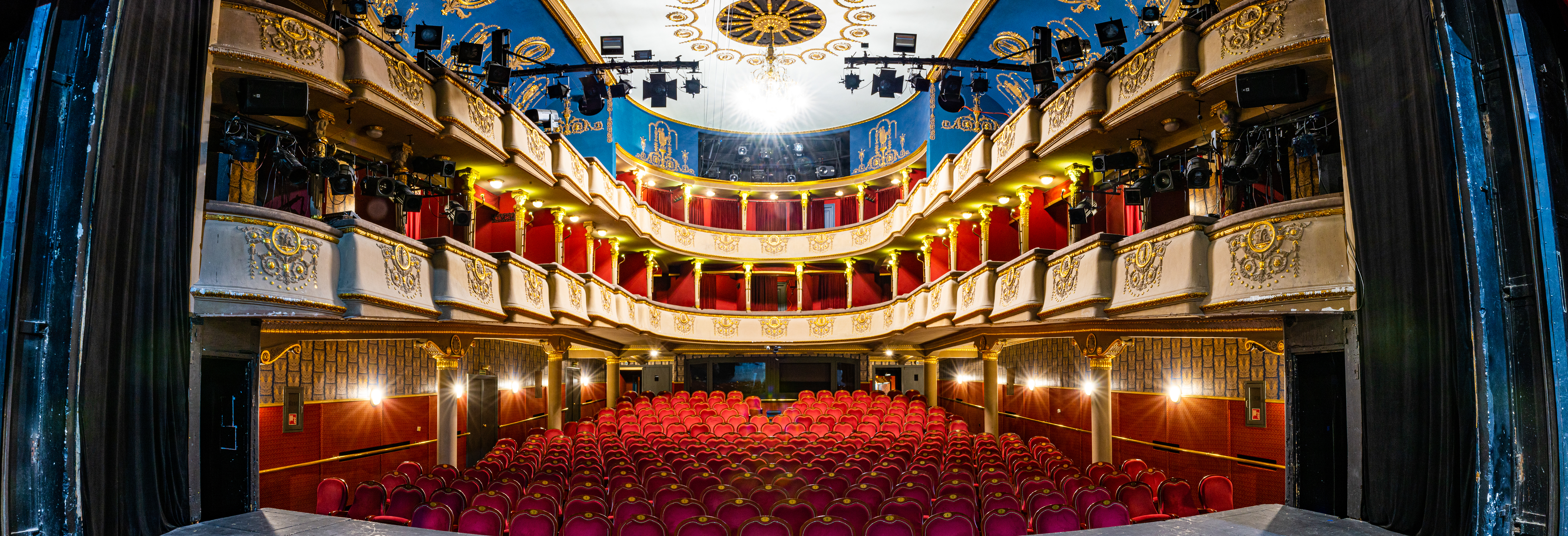 Felismered a budapesti színházakat a nézőterük alapján? 