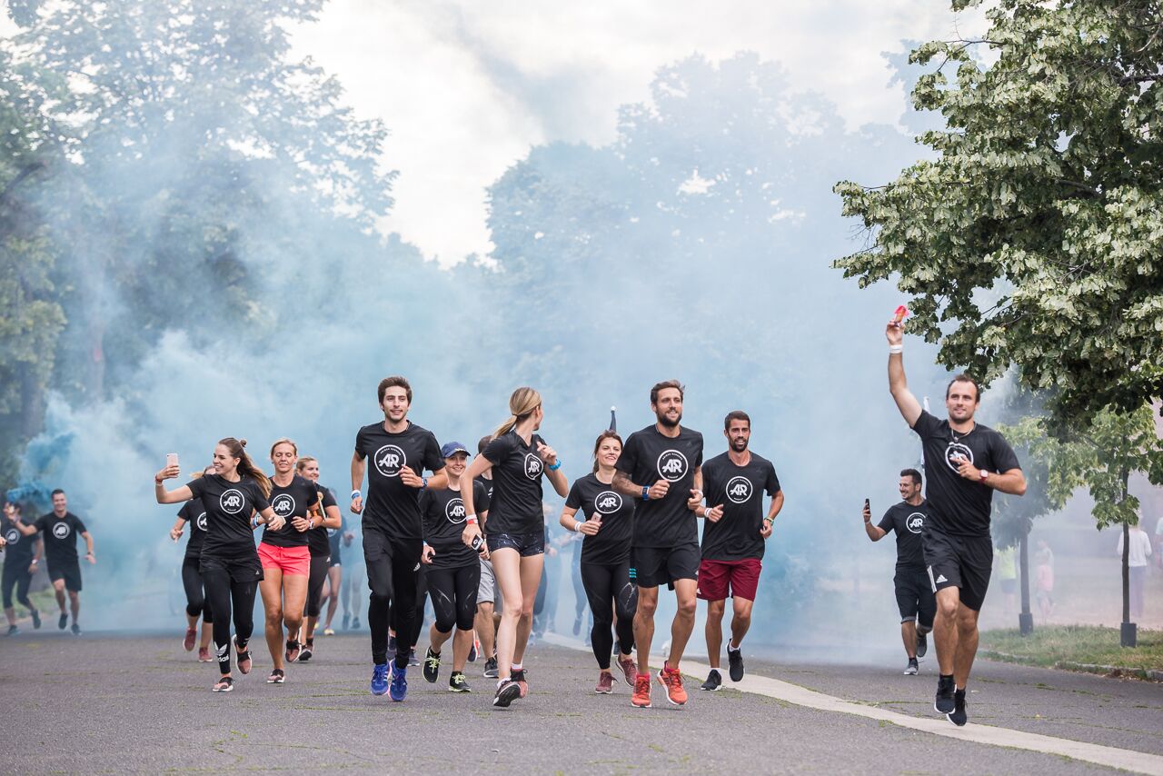 Ahol a piros lámpánál sem áll meg a munka – az adidas Runners Budapest edzésén jártunk