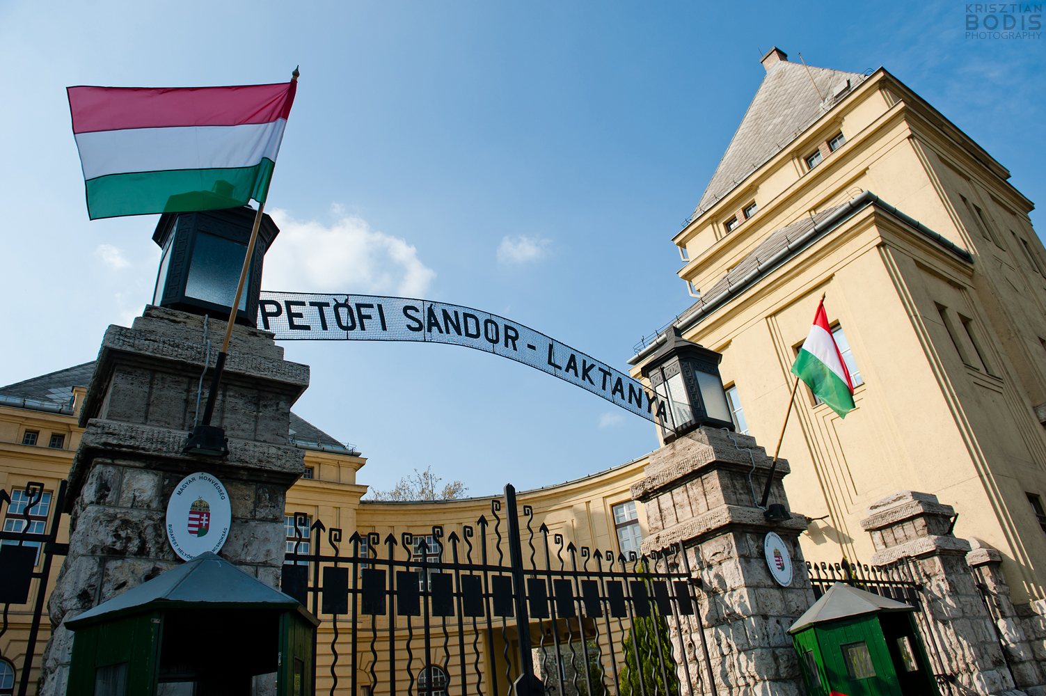 Hol képzik a palotaőröket? – a Petőfi Sándor laktanya a Budapest100-on