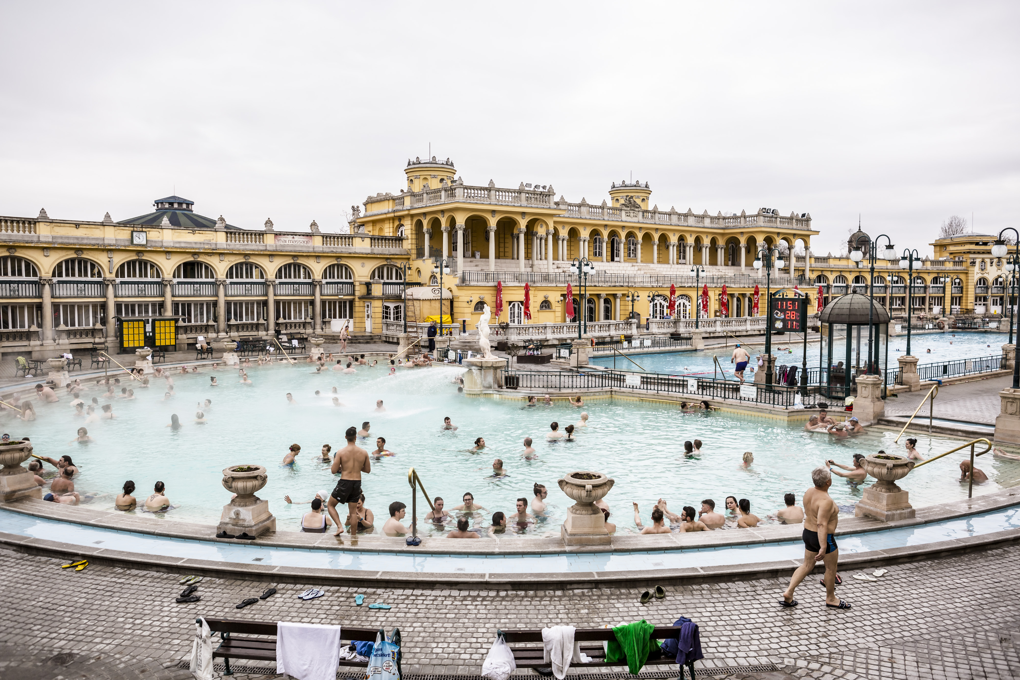 A Széchenyi fürdőben a kültéri medencében ázva nézheted a foci-Eb meccseit