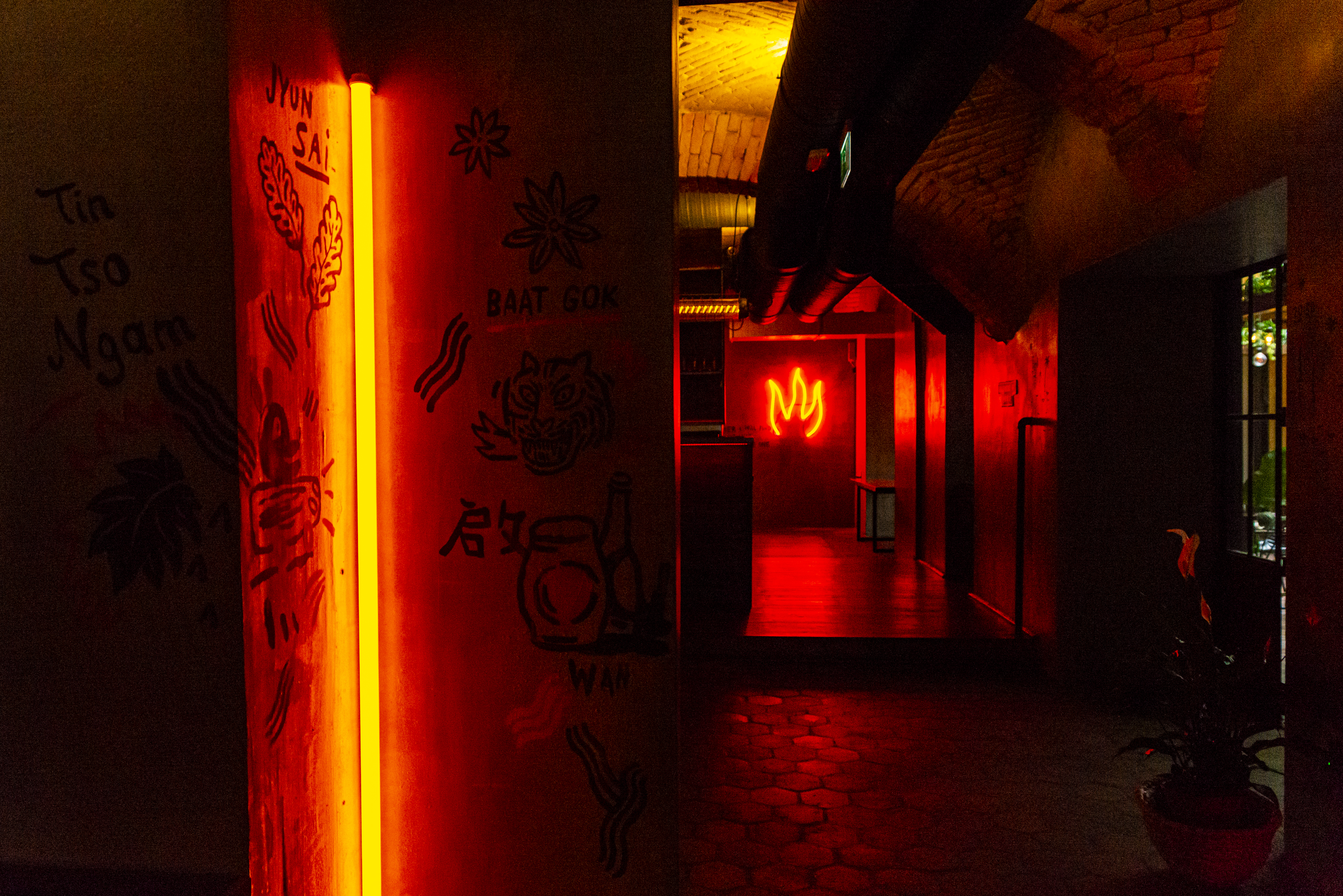 Hongkong neonfényei és feszes ritmusok – Nyit a belváros legújabb klubhelyszíne, a Club Badhanna