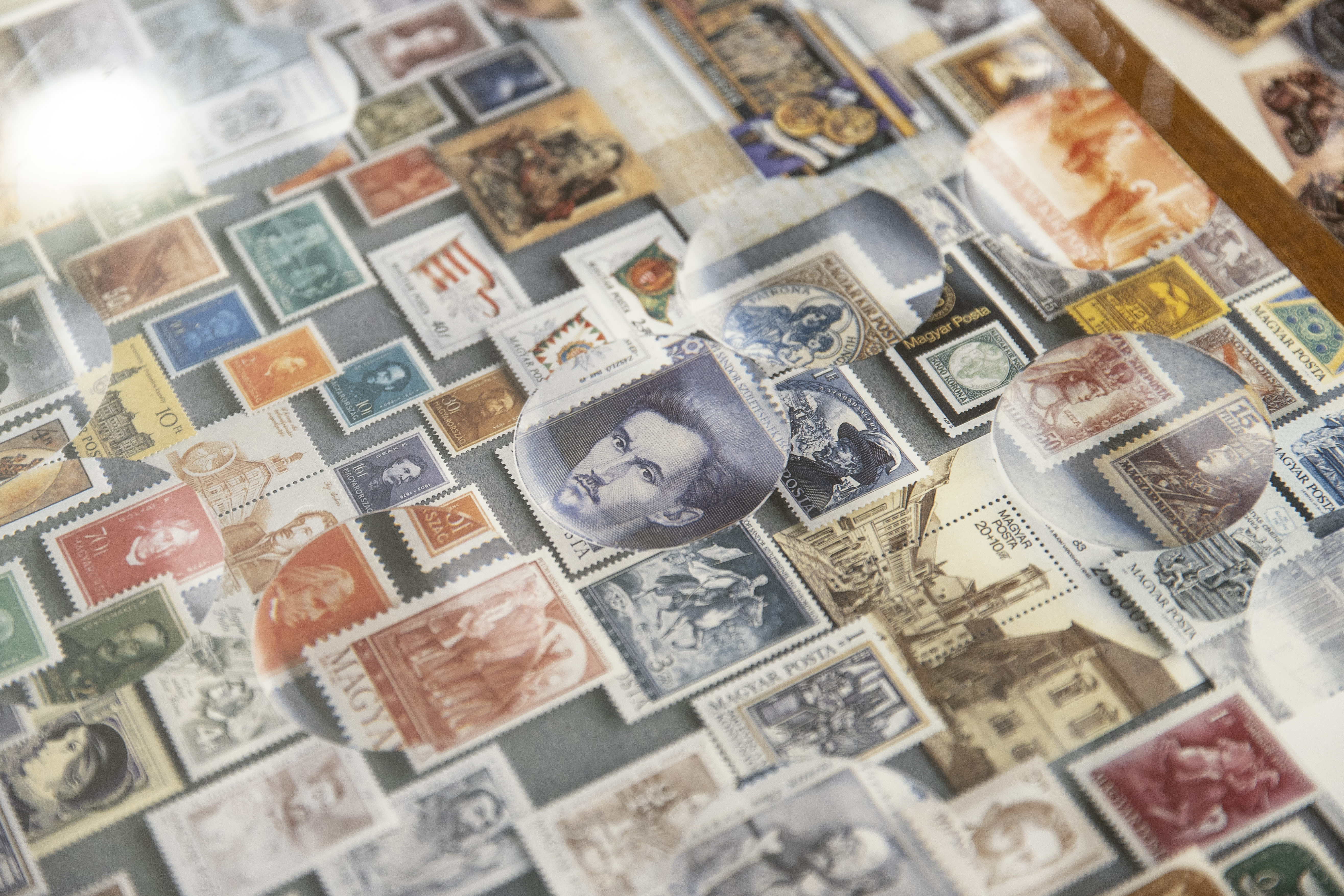 A bélyegek csodálatos és titokzatos világa – A Bélyegmúzeumban jártunk