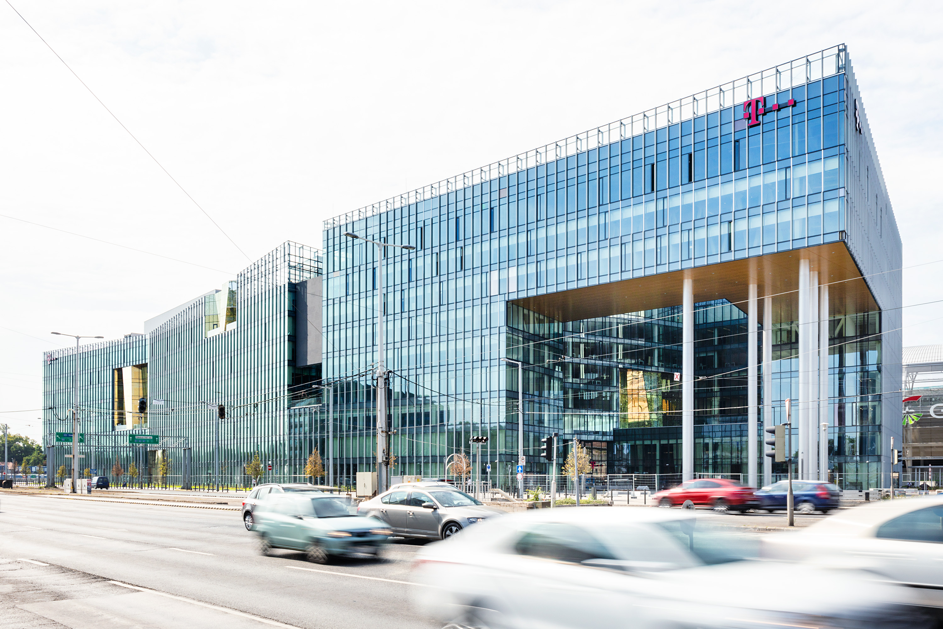 14 focipályányi üveg mögött, futókörrel a tetőn – felépült a Telekom új székháza, indul a beköltözés