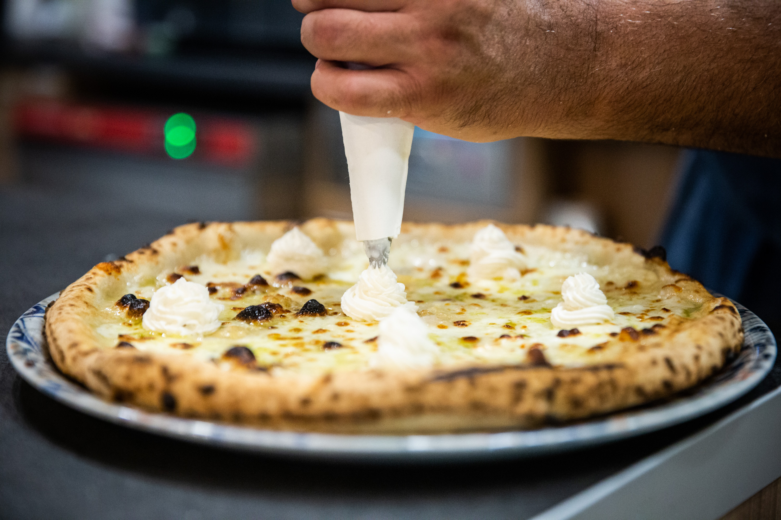 Isteni nápolyi pizza a hűvösvölgyi gasztrosivatagban – Megnyílt a Pizzeria Nella Valle a Stop Shopban