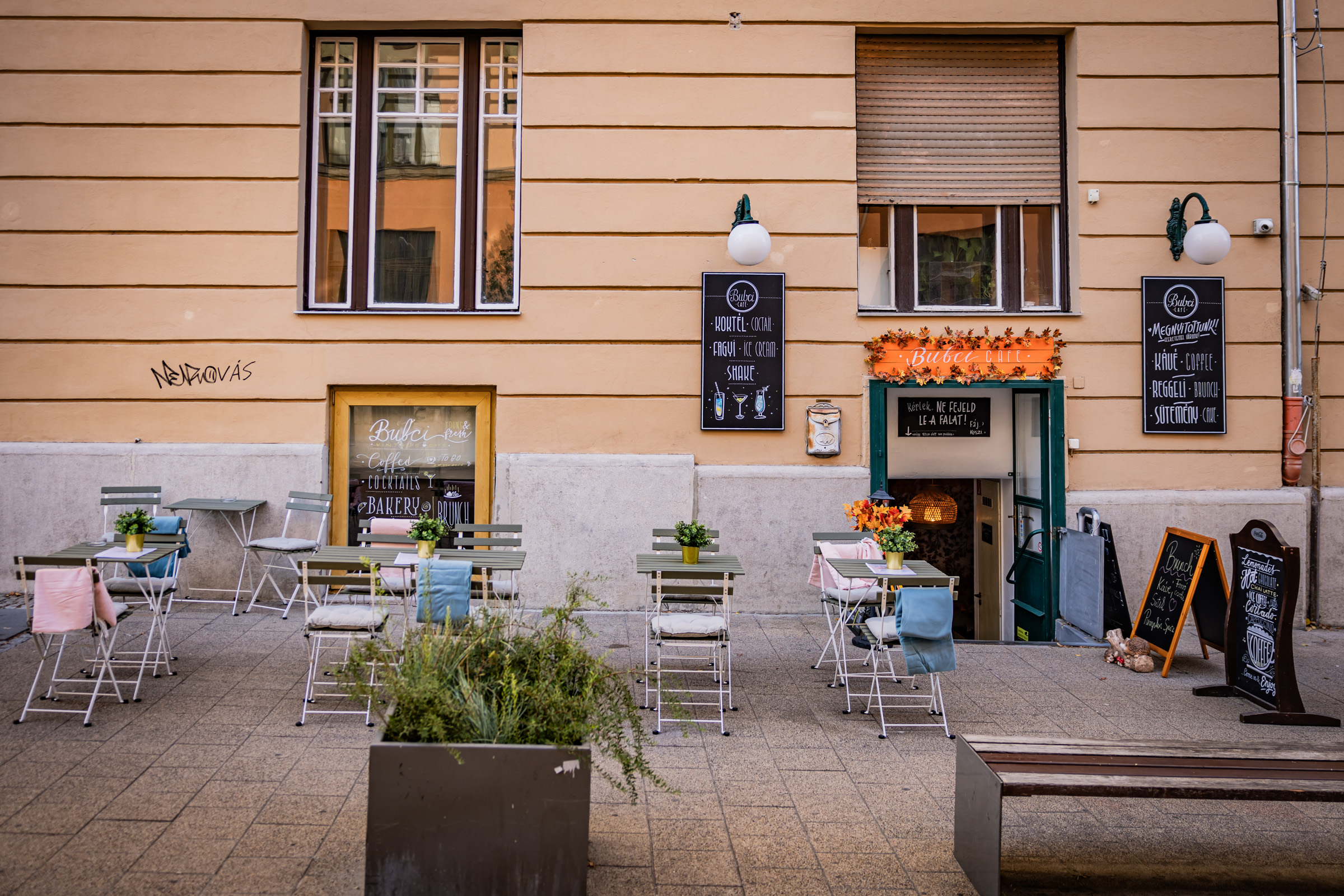 Finomságok a reggeli brunchtól az esti gin-tonikig – Megnyitott a Bubci Café a Móricznál