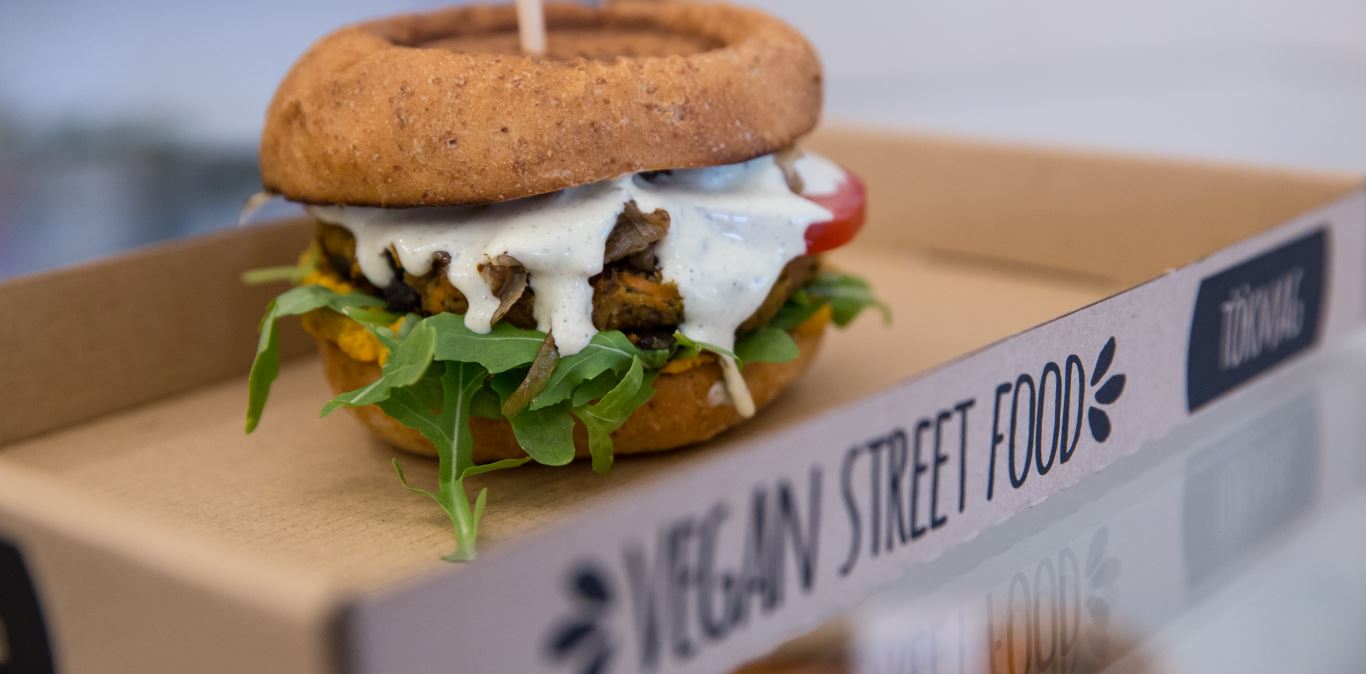 Nemcsak finom a burger, de a bucija is pofás – megnyílt a Tökmag Vegan Street Food