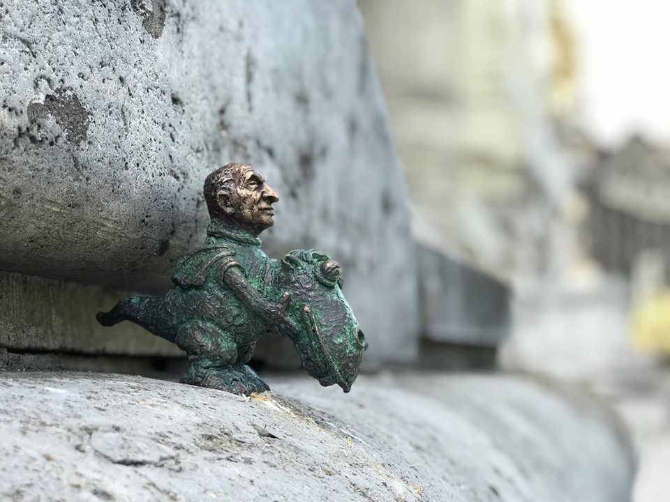 Új Kolodko-szobor kapott helyet a városban – ezúttal Süsünek és Bodrogi Gyulának lett miniatűr szobra