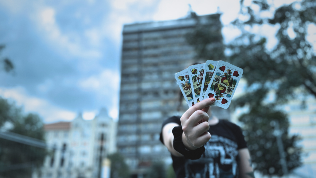 ZSUGAPEST – Idősek és fiatalok vívnak kártyapartit a szocializmus emblematikus helyszínén
