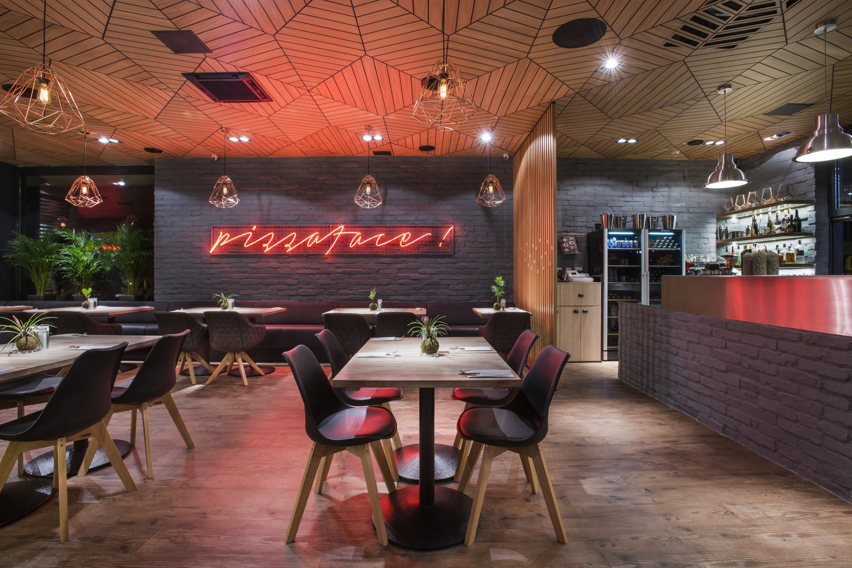 Pizza, panel, dizájn, költők – menő enteriőrt kapott a Don Pepe külvárosi pizzériája