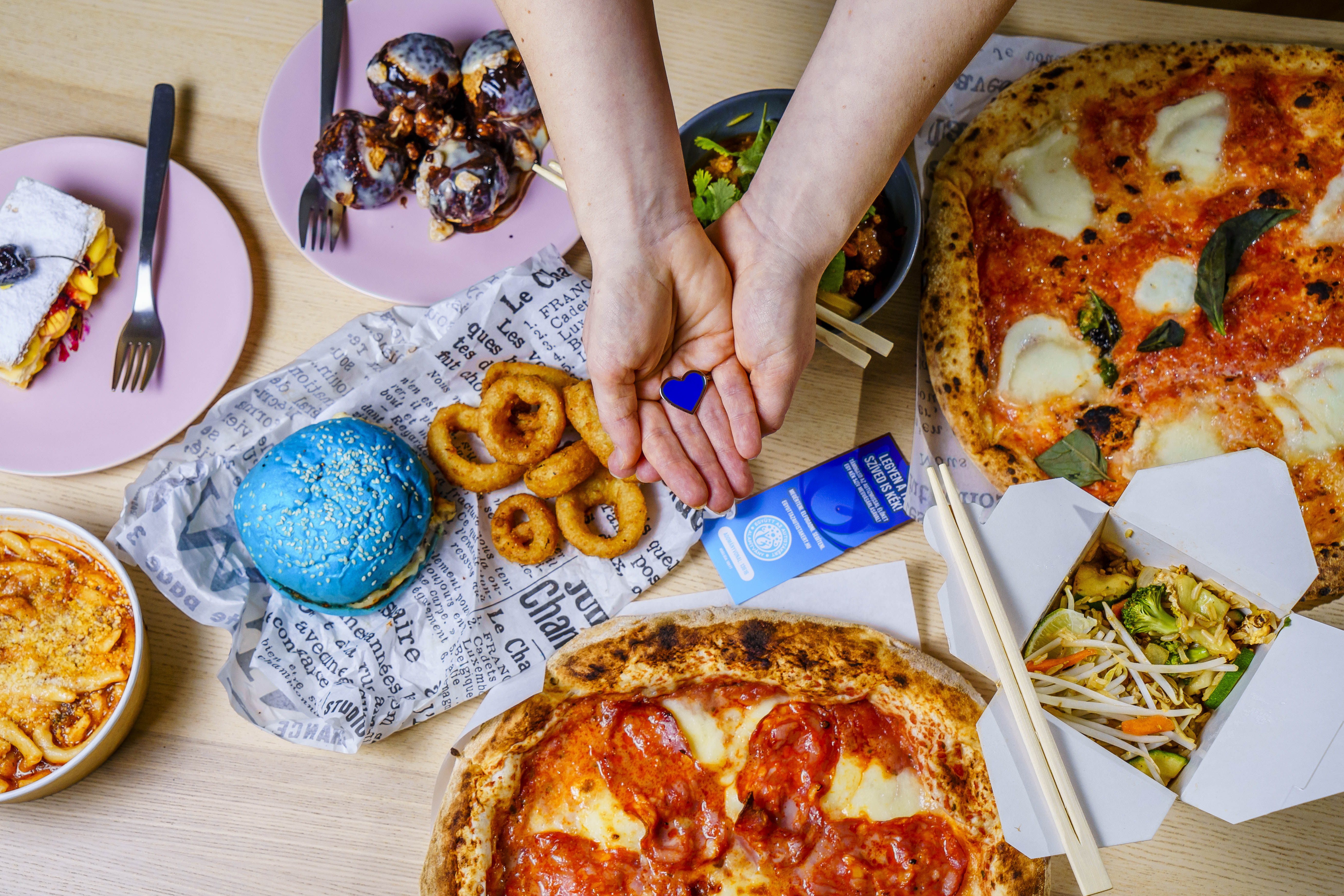 Kék étellel és kitűzővel egy elfogadóbb világért – Támogasd az éttermeket és az autizmussal élőket a Wolt segítségével!