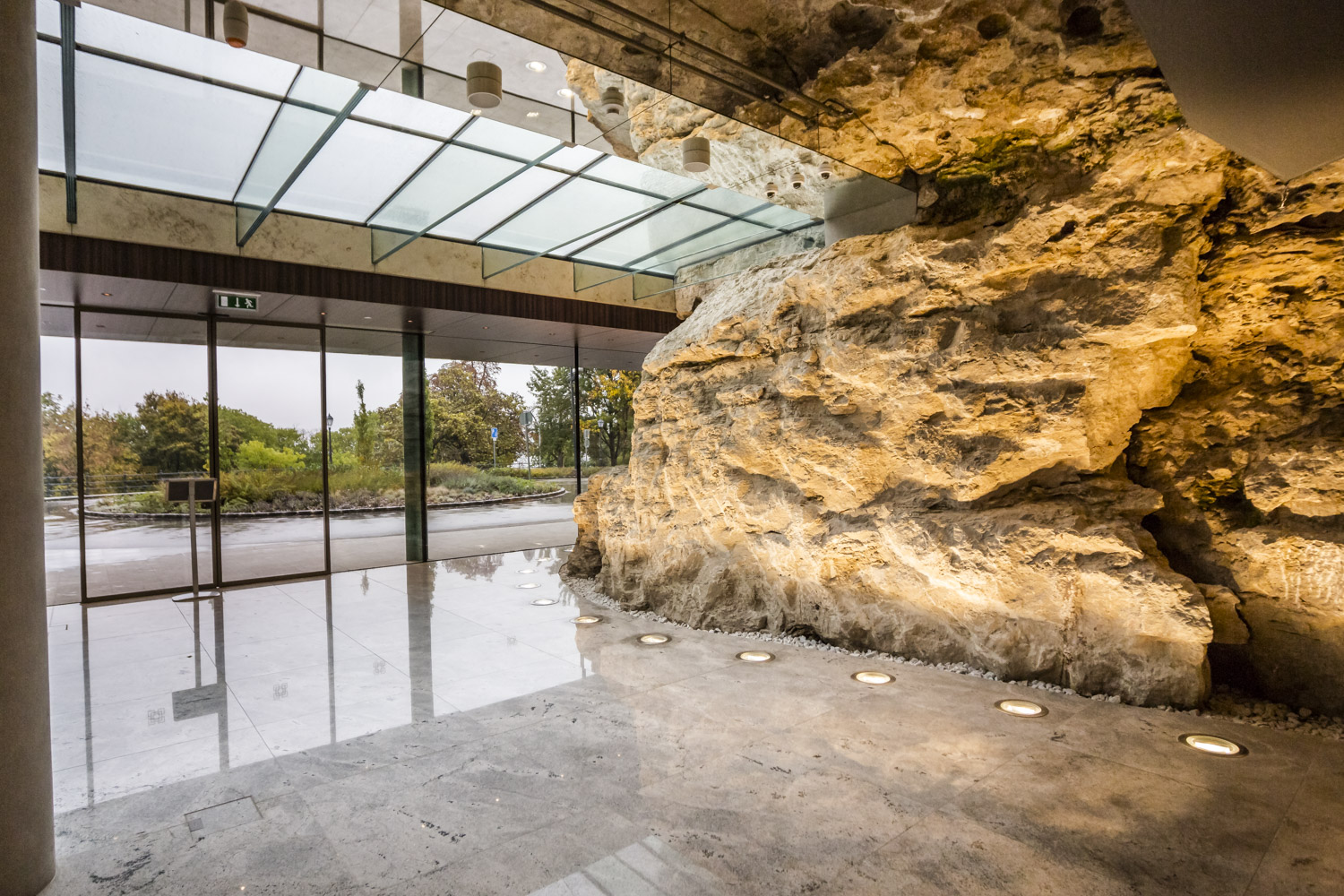Ajtó a sziklában – új bejáratot kapott a Hilton