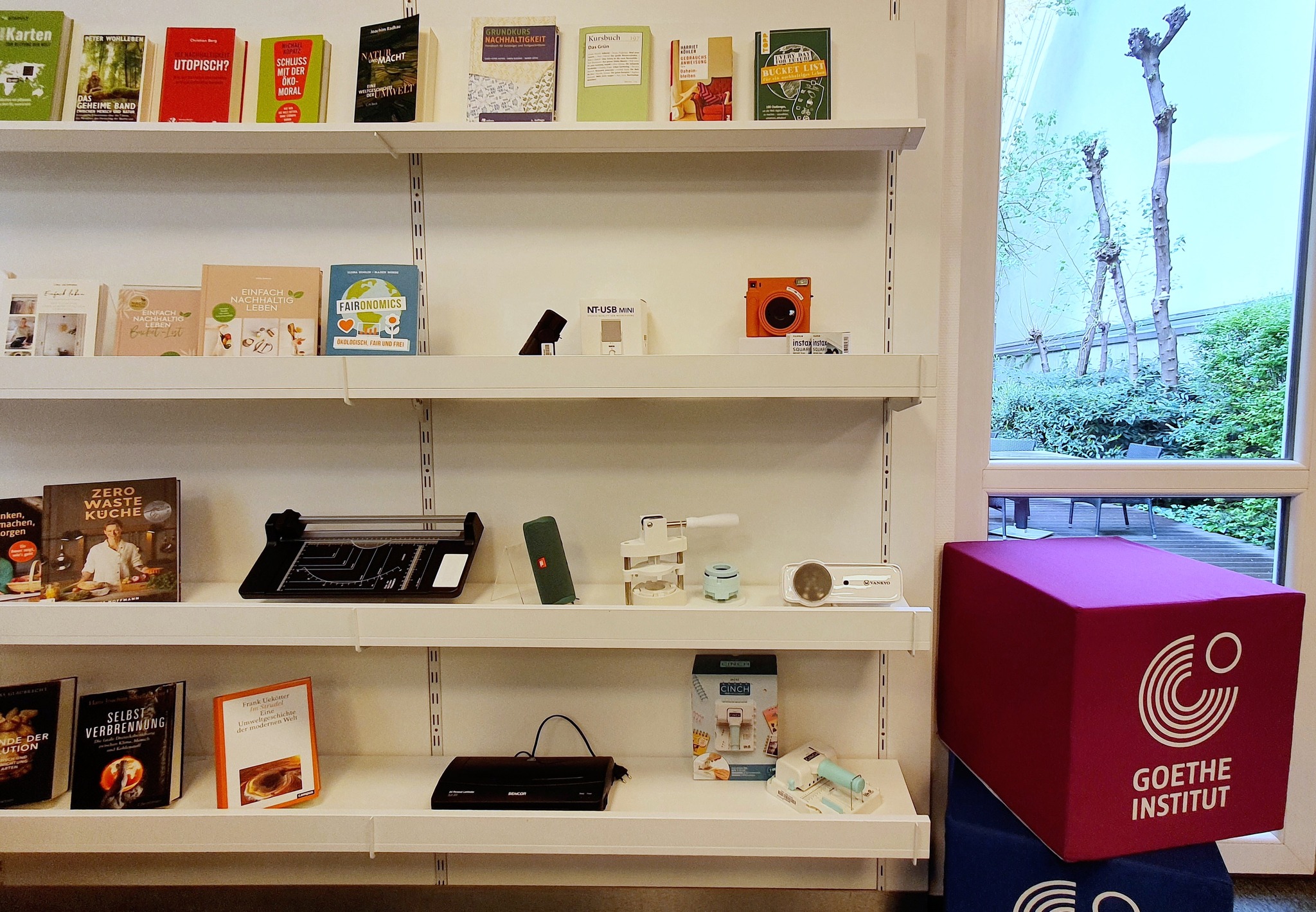 Ahol akár diszkógömböt vagy longboardot is kölcsönözhetsz – A Goethe Intézetben felavatják a Dolgok Könyvtárát