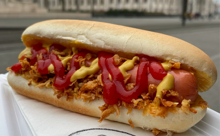 Hot dog a világ minden tájáról – Megnyitott A Hotdogos a Kossuth téren