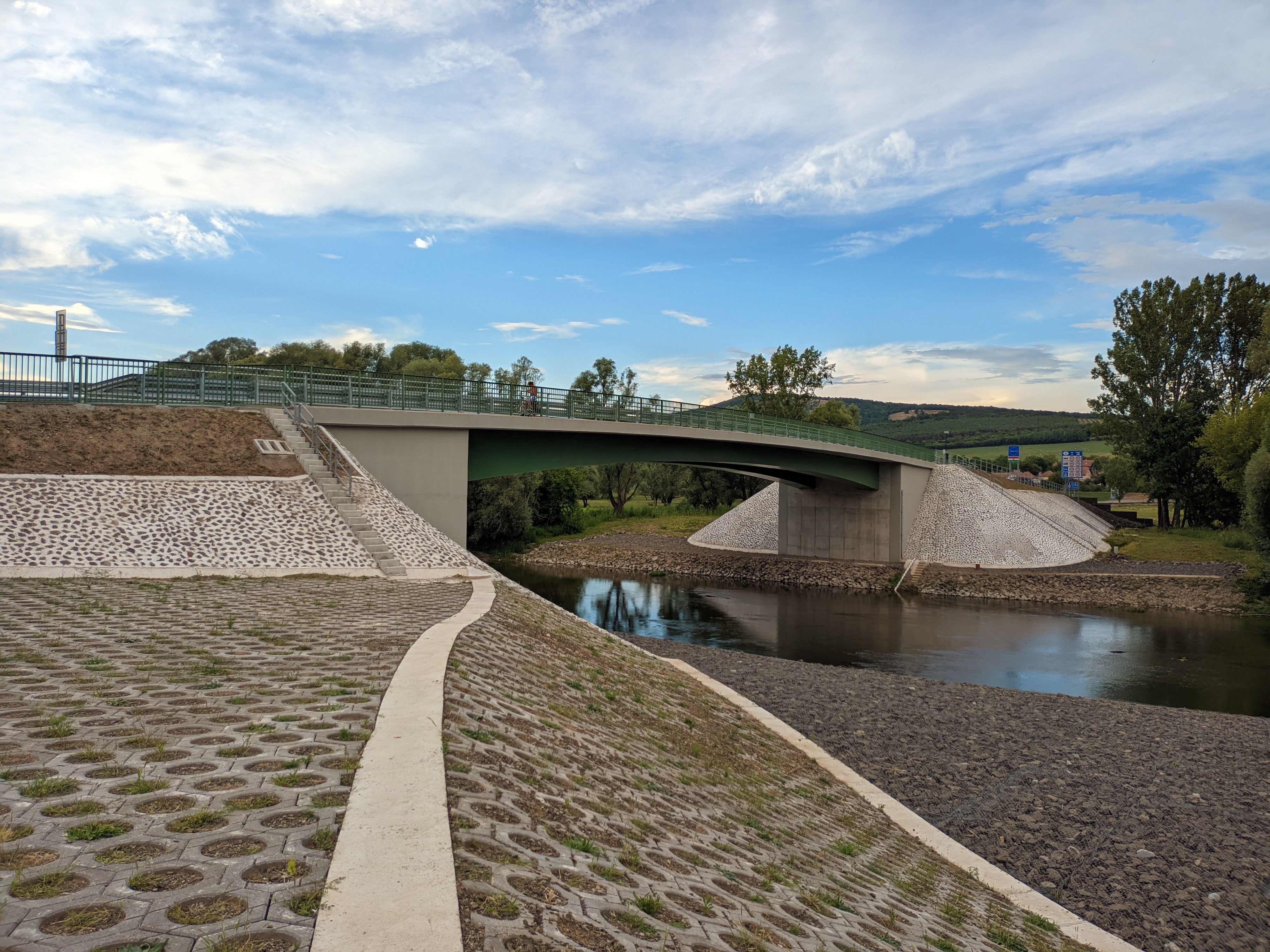Elkészült a Károly Róbert híd – Ezután jóval egyszerűbben járhatjuk be a Dunakanyart