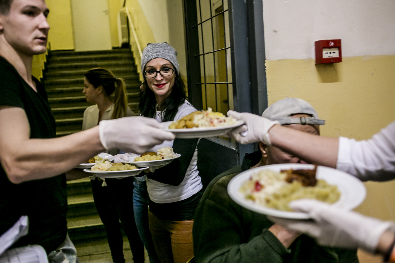 Partnerek megajándékozása helyett hajléktalanokat vacsoráztatott meg a KIOSK
