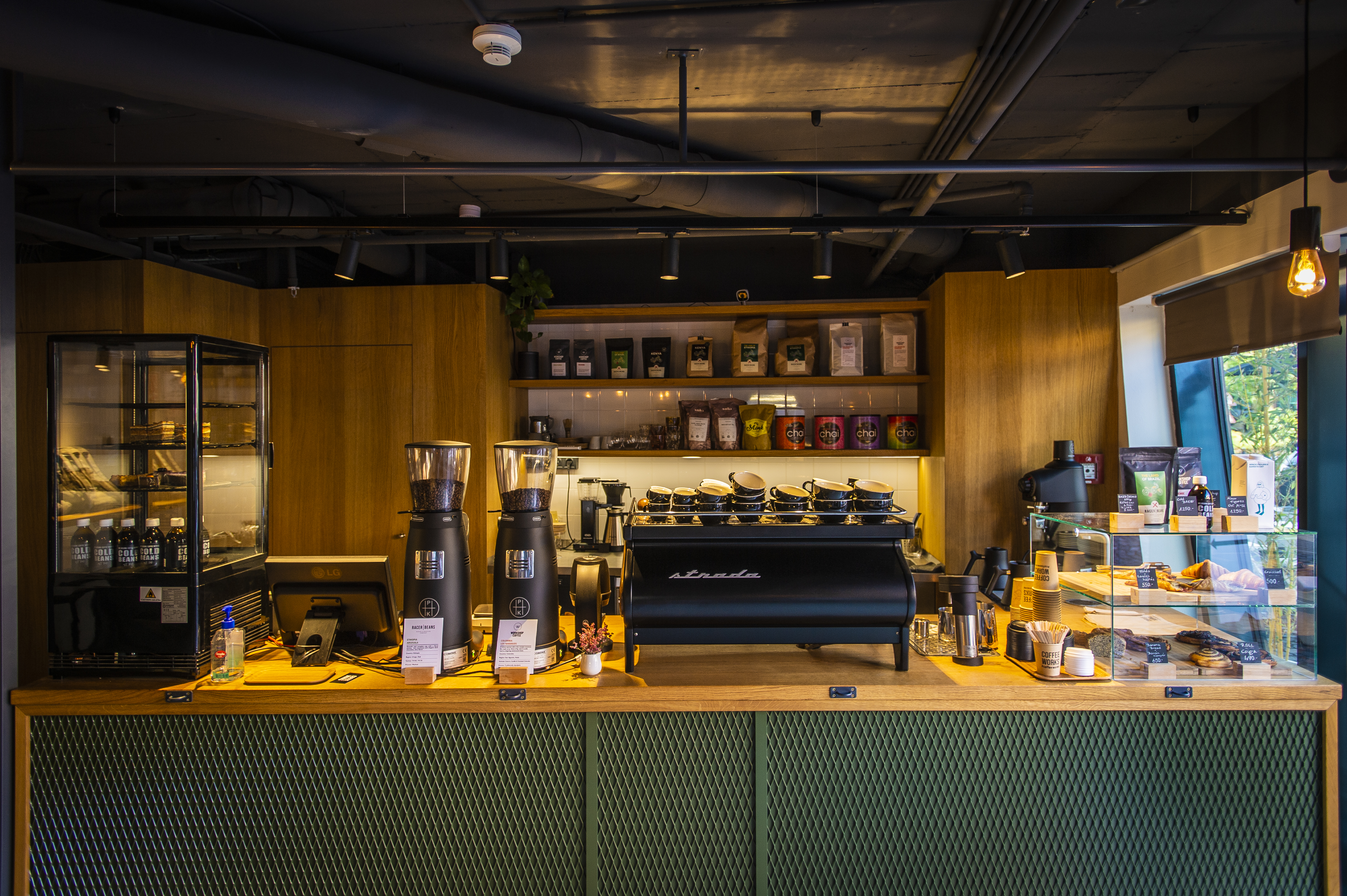 Where morning happiness comes from artistic machines – Coffee Works offers cold and hot brews