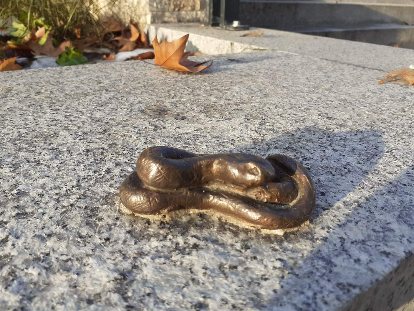 Újabb miniszobor Budapesten – ezúttal Kőbánya kapott egy kígyószobrot!