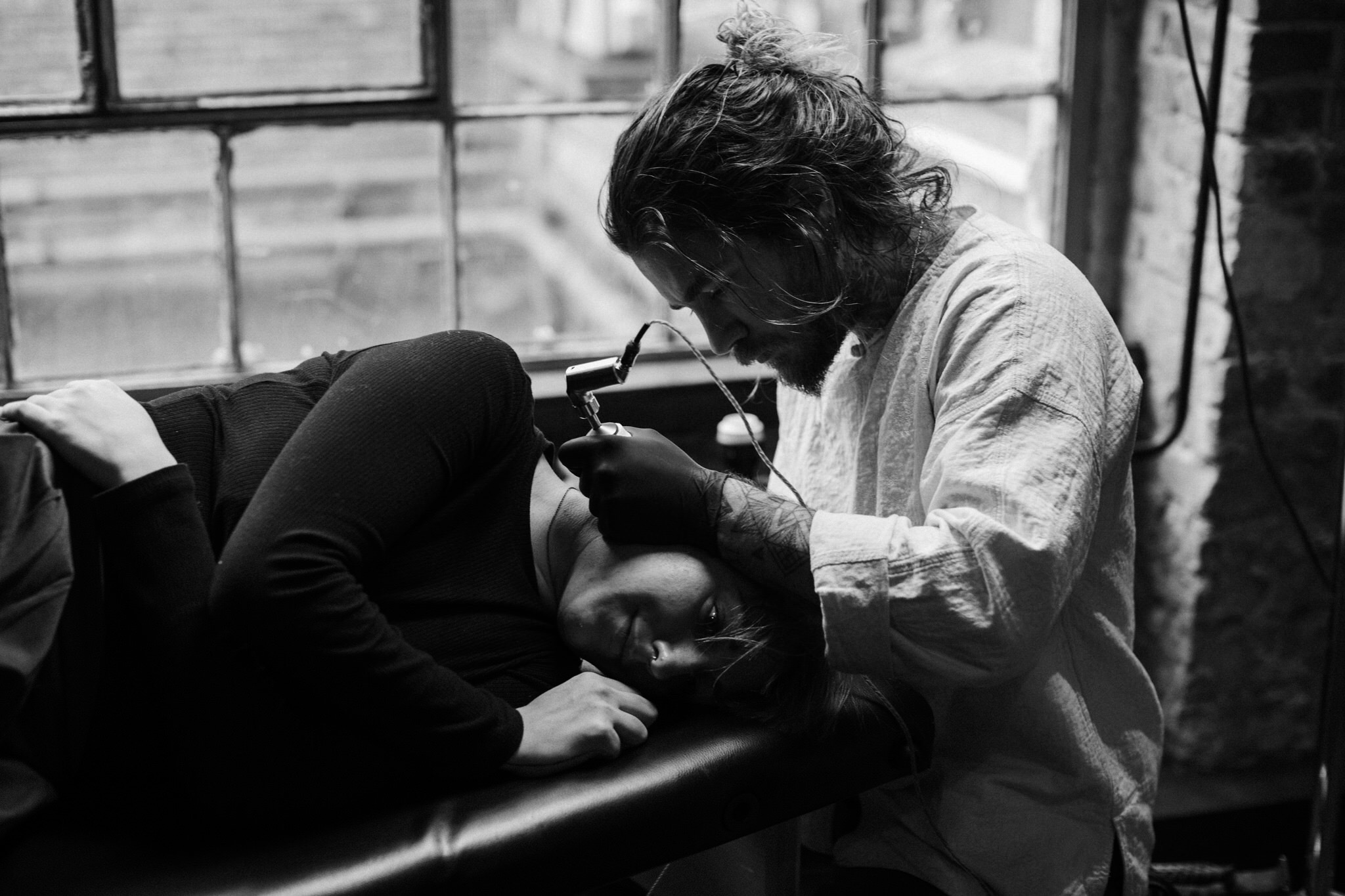 „Amit a pillanat diktál, azt viszem át a rajzokba” – Interjú Bercsényi Balázs tetoválóművésszel