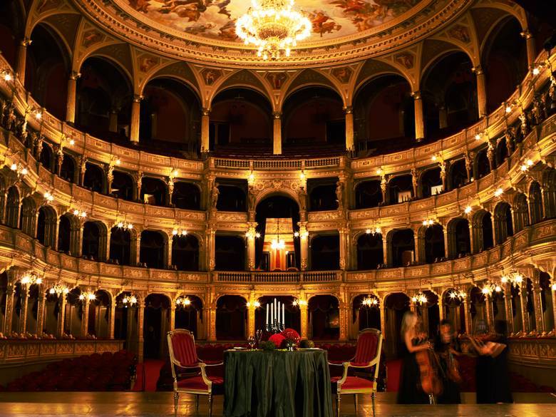 A legszebb koncerttermek között a budapesti Operaház