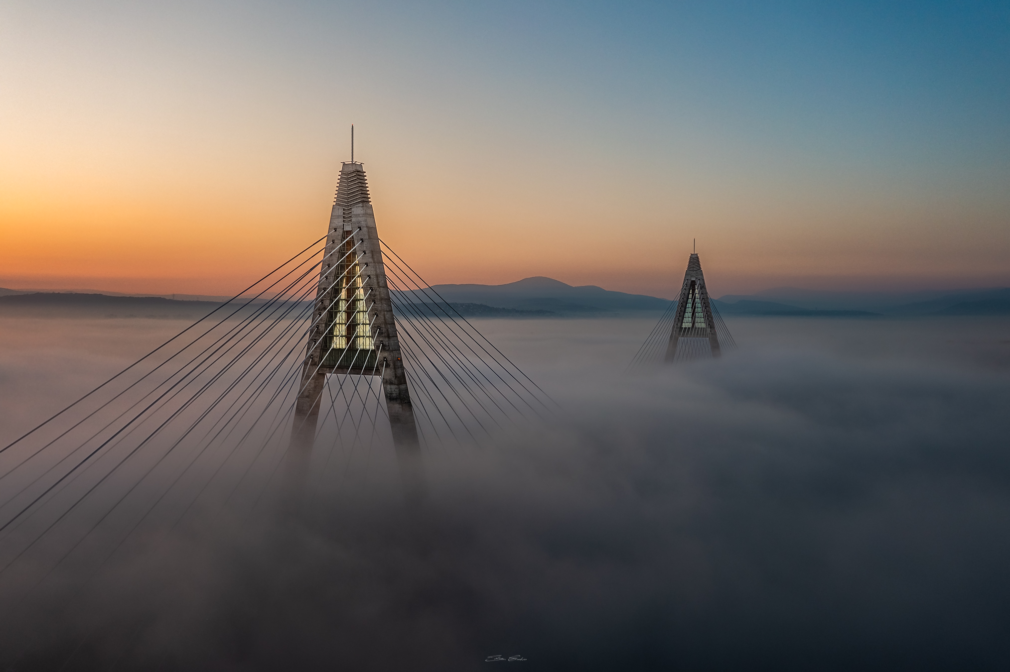 Ilyen a Megyeri híd a sejtelmes őszi ködben Gábor Zoltán lenyűgöző fotóin