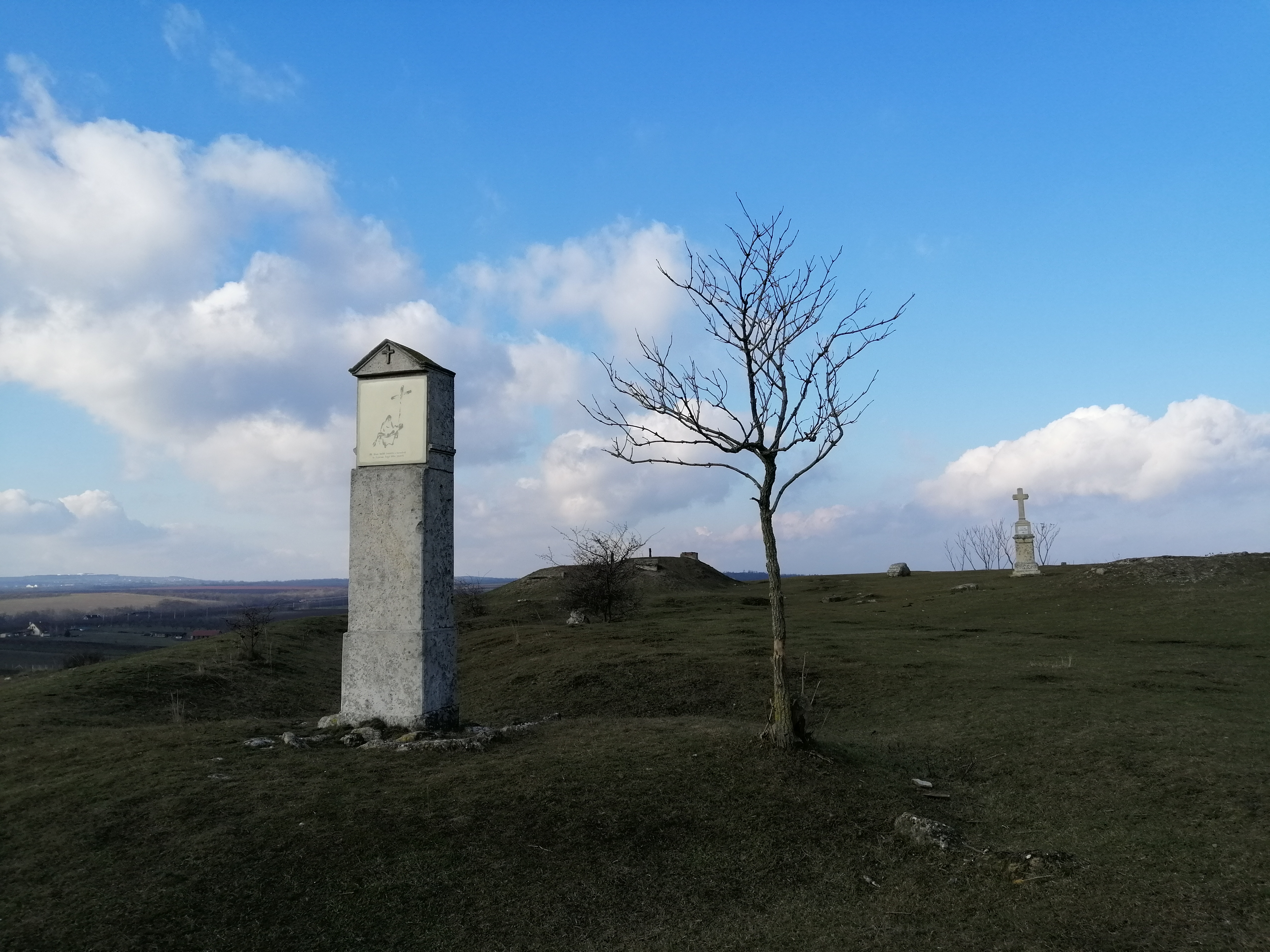 Tarkovszkij, a Skót-felföld, a magyar történelmi múlt és fantasybe illő óriási sziklaüregek egy helyen: Sóskút
