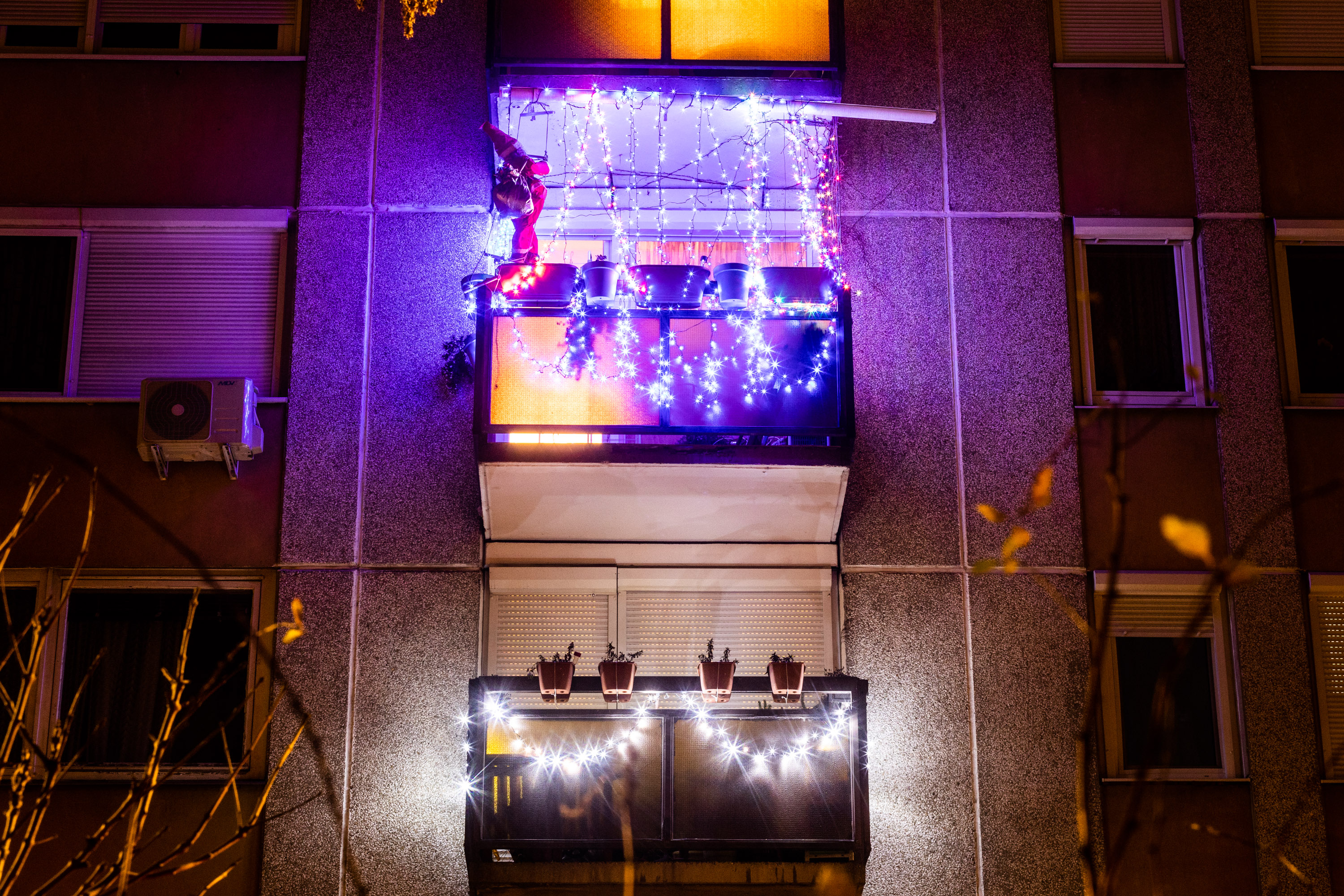 A szerény adventi várakozástól a rave partyt idéző villódzásig – Budapesti ablakok karácsonyra hangolva 